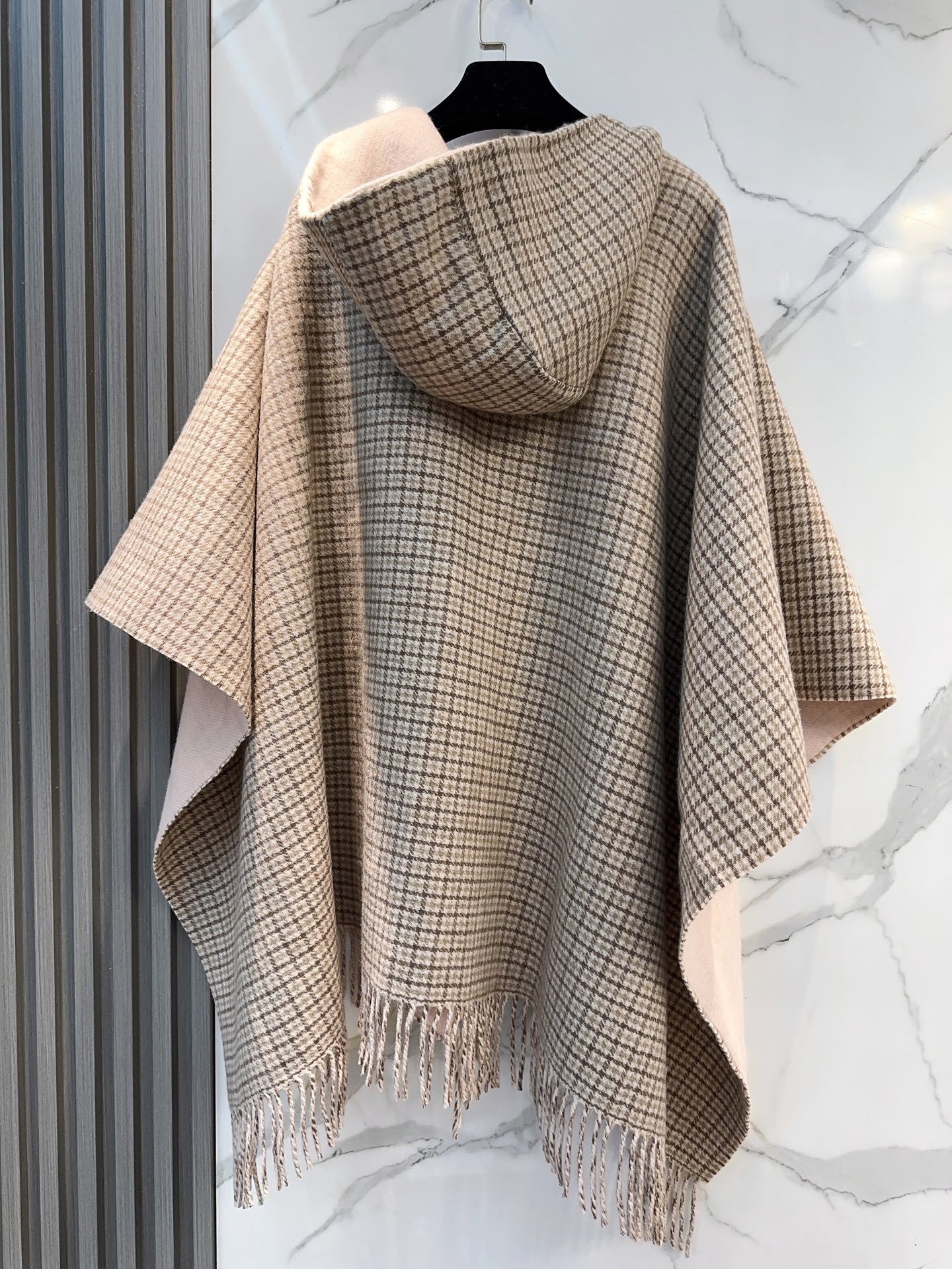 最新款外套式斗篷,Fendi两面穿带帽子斗篷,Fendi新款斗篷,又一款神操作两面穿斗篷,头篷look真