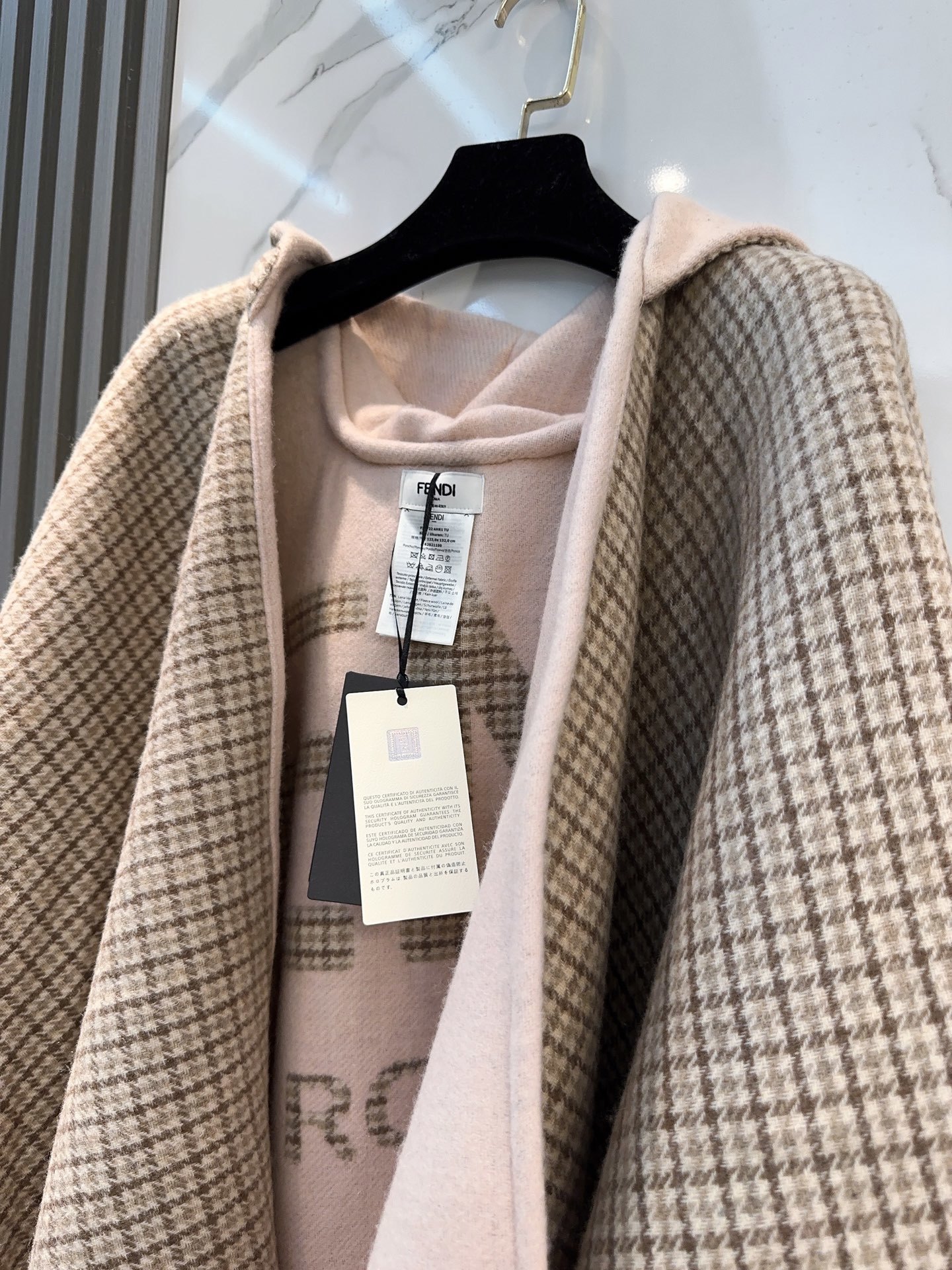 最新款外套式斗篷,Fendi两面穿带帽子斗篷,Fendi新款斗篷,又一款神操作两面穿斗篷,头篷look真