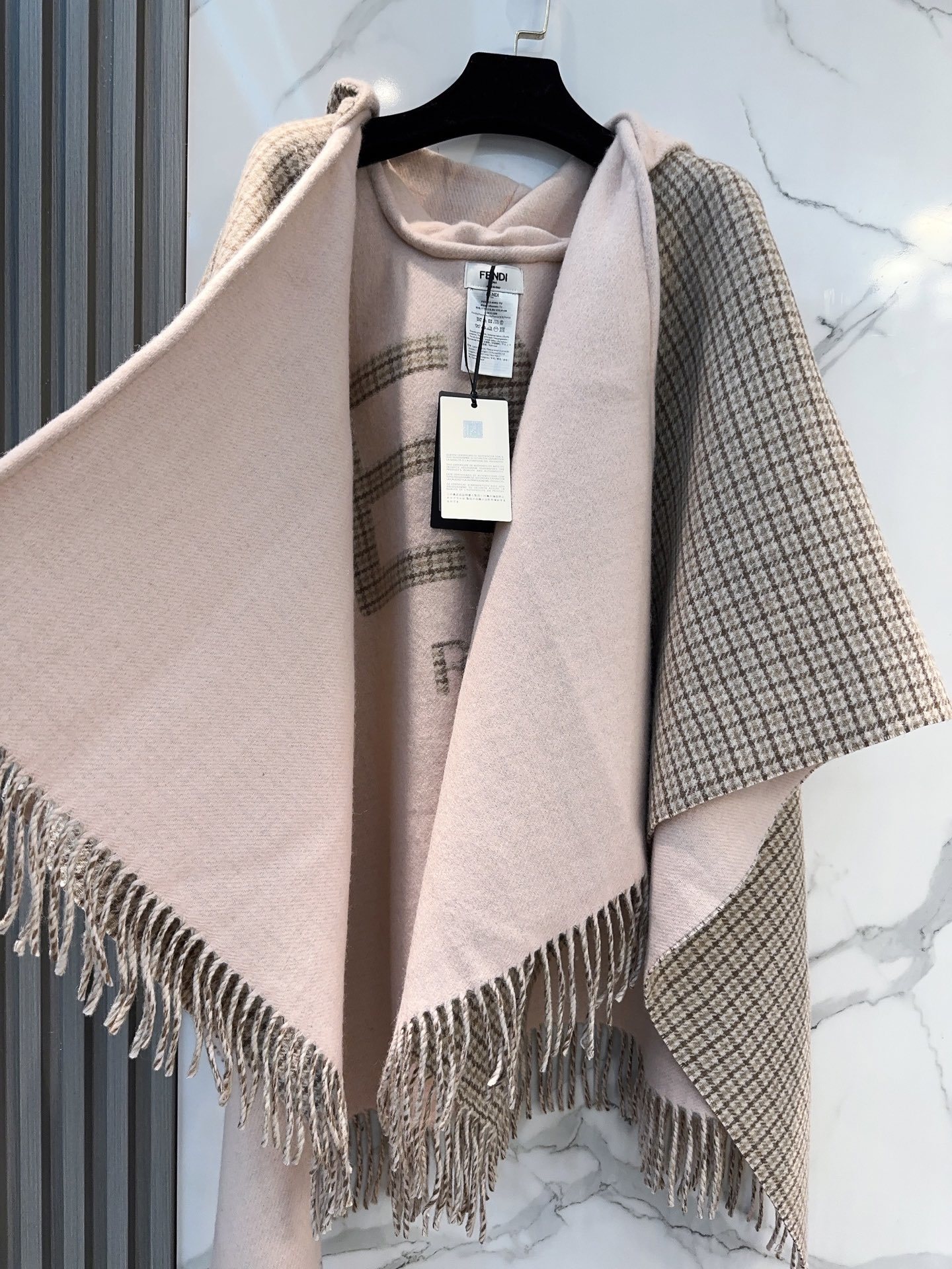 最新款外套式斗篷,Fendi两面穿带帽子斗篷,Fendi新款斗篷,又一款神操作两面穿斗篷,头篷look真