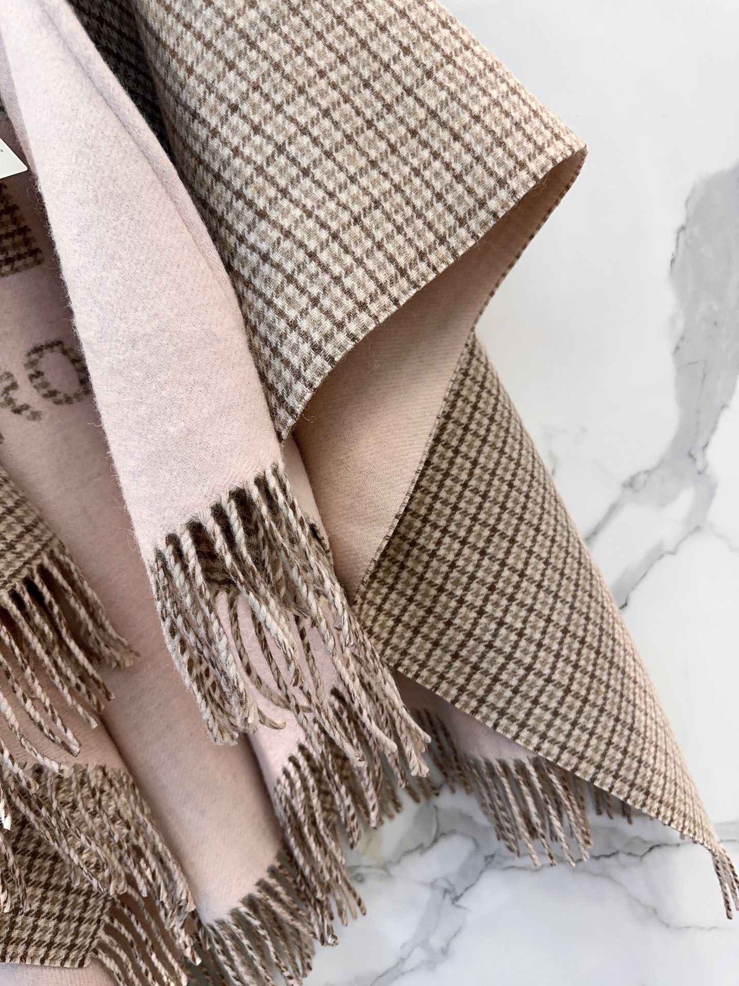 最新款外套式斗篷,Fendi两面穿带帽子斗篷,Fendi新款斗篷,又一款神操作两面穿斗篷,头篷look真