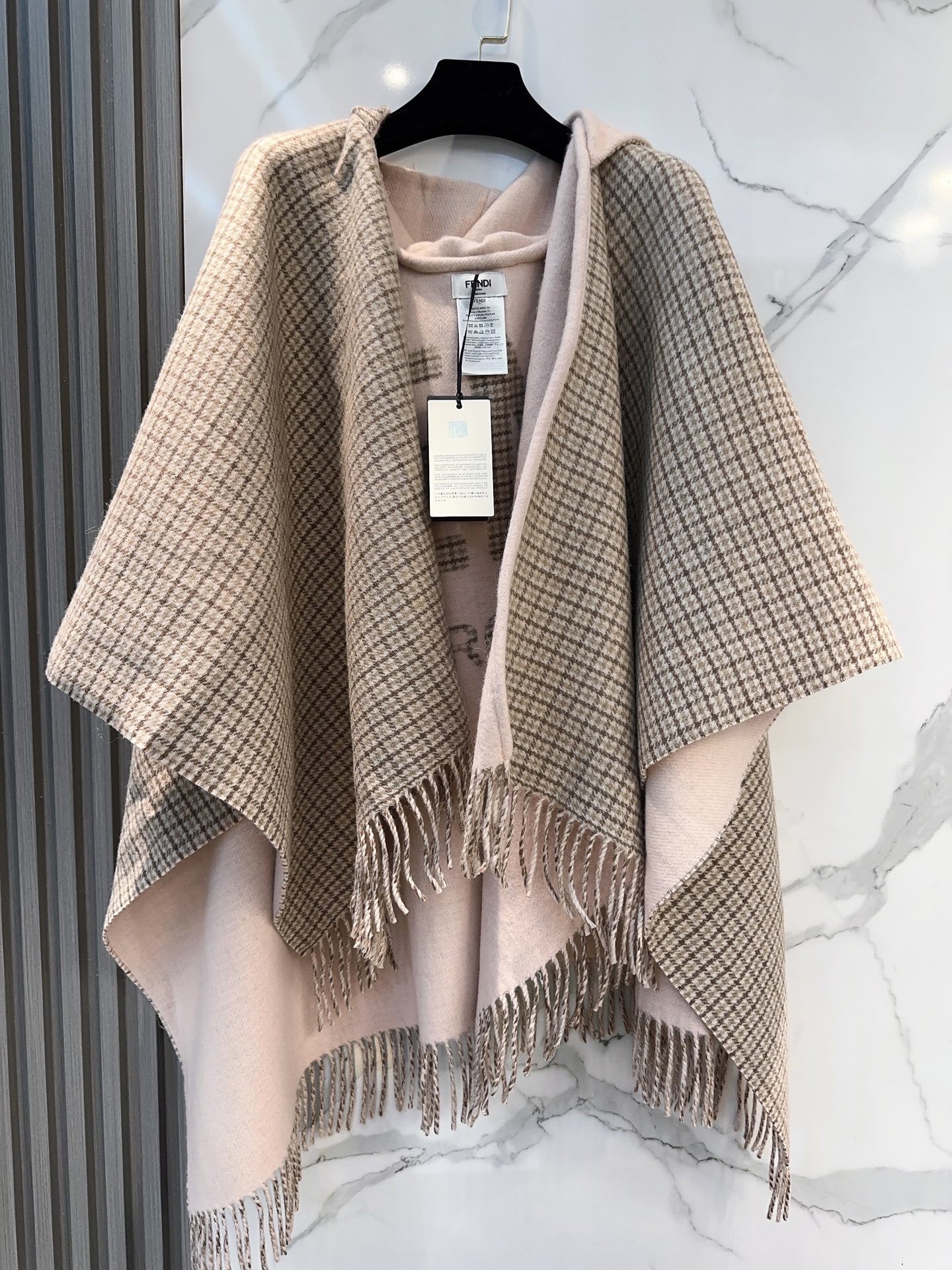 最新款外套式斗篷,Fendi两面穿带帽子斗篷,Fendi新款斗篷,又一款神操作两面穿斗篷,头篷look真