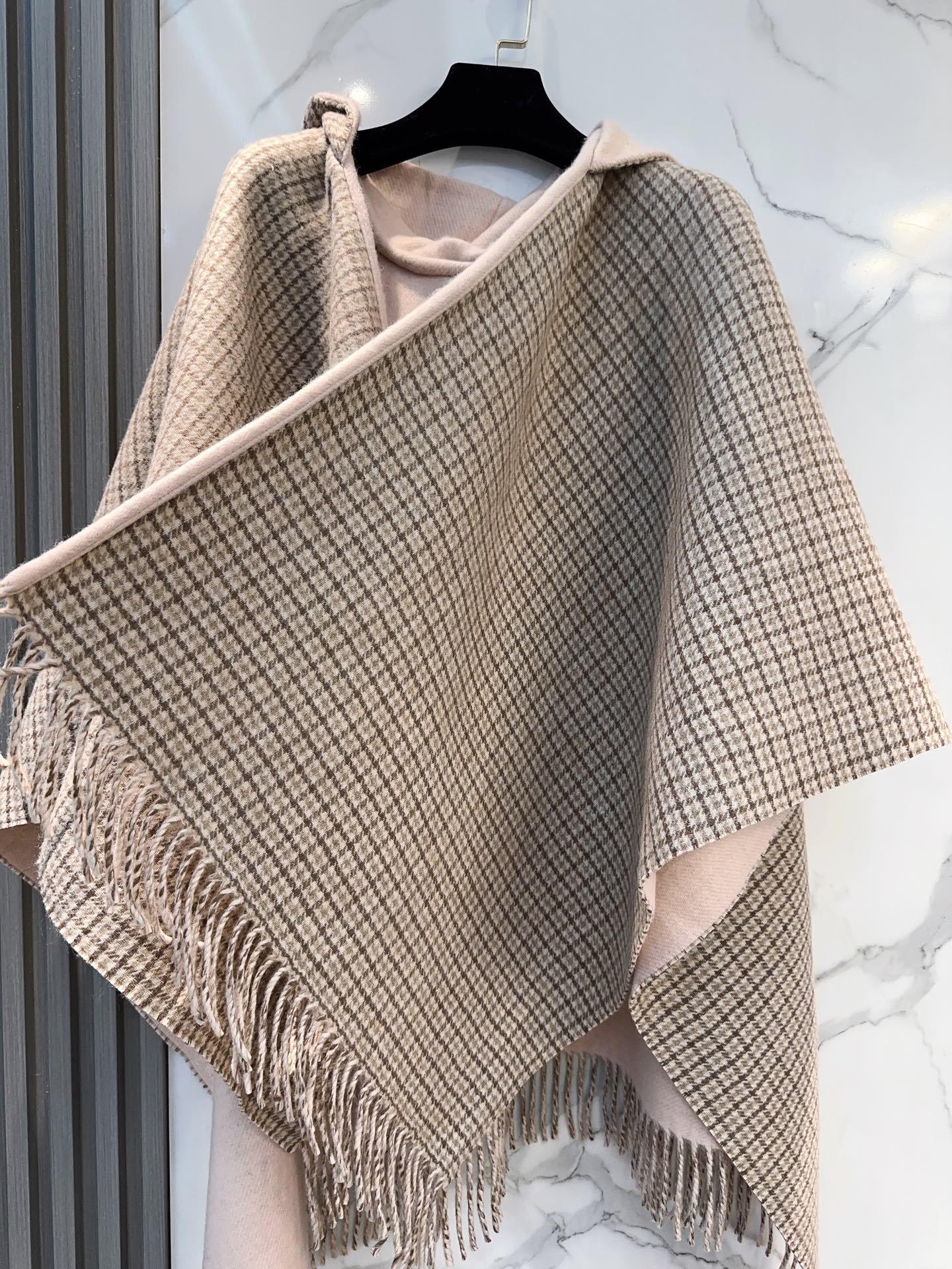 最新款外套式斗篷,Fendi两面穿带帽子斗篷,Fendi新款斗篷,又一款神操作两面穿斗篷,头篷look真