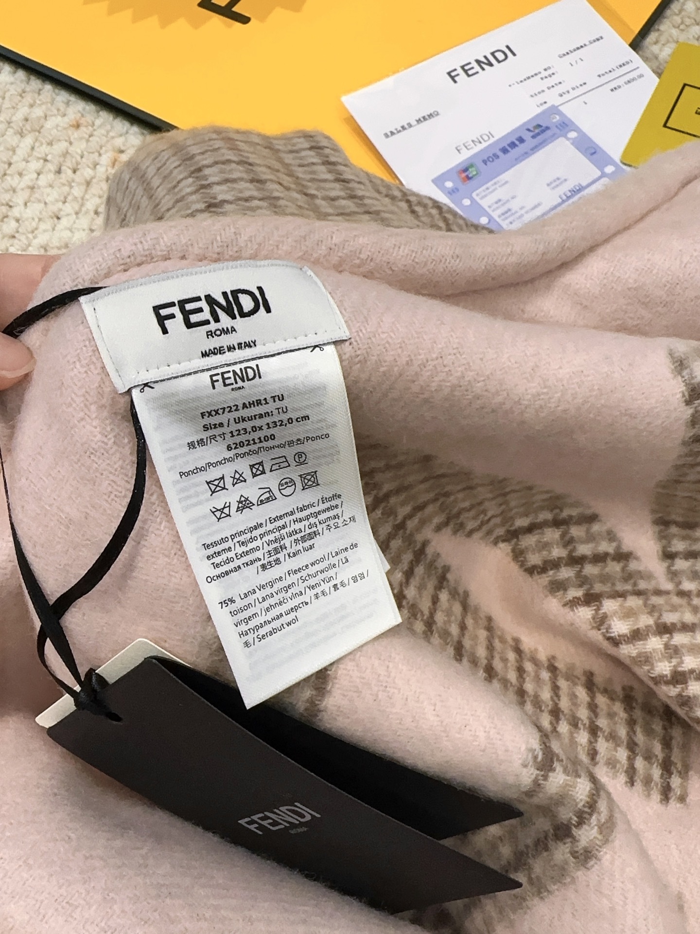 最新款外套式斗篷,Fendi两面穿带帽子斗篷,Fendi新款斗篷,又一款神操作两面穿斗篷,头篷look真