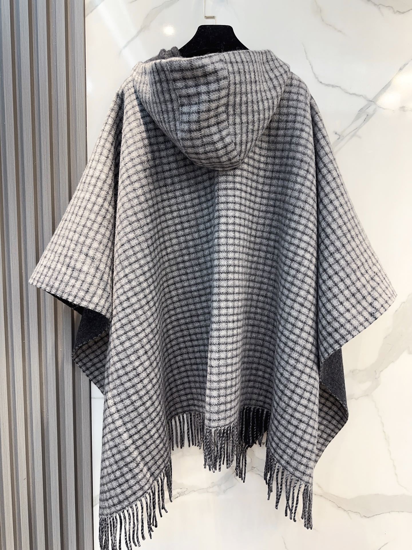 最新款外套式斗篷,Fendi两面穿带帽子斗篷,Fendi新款斗篷,又一款神操作两面穿斗篷,头篷look真