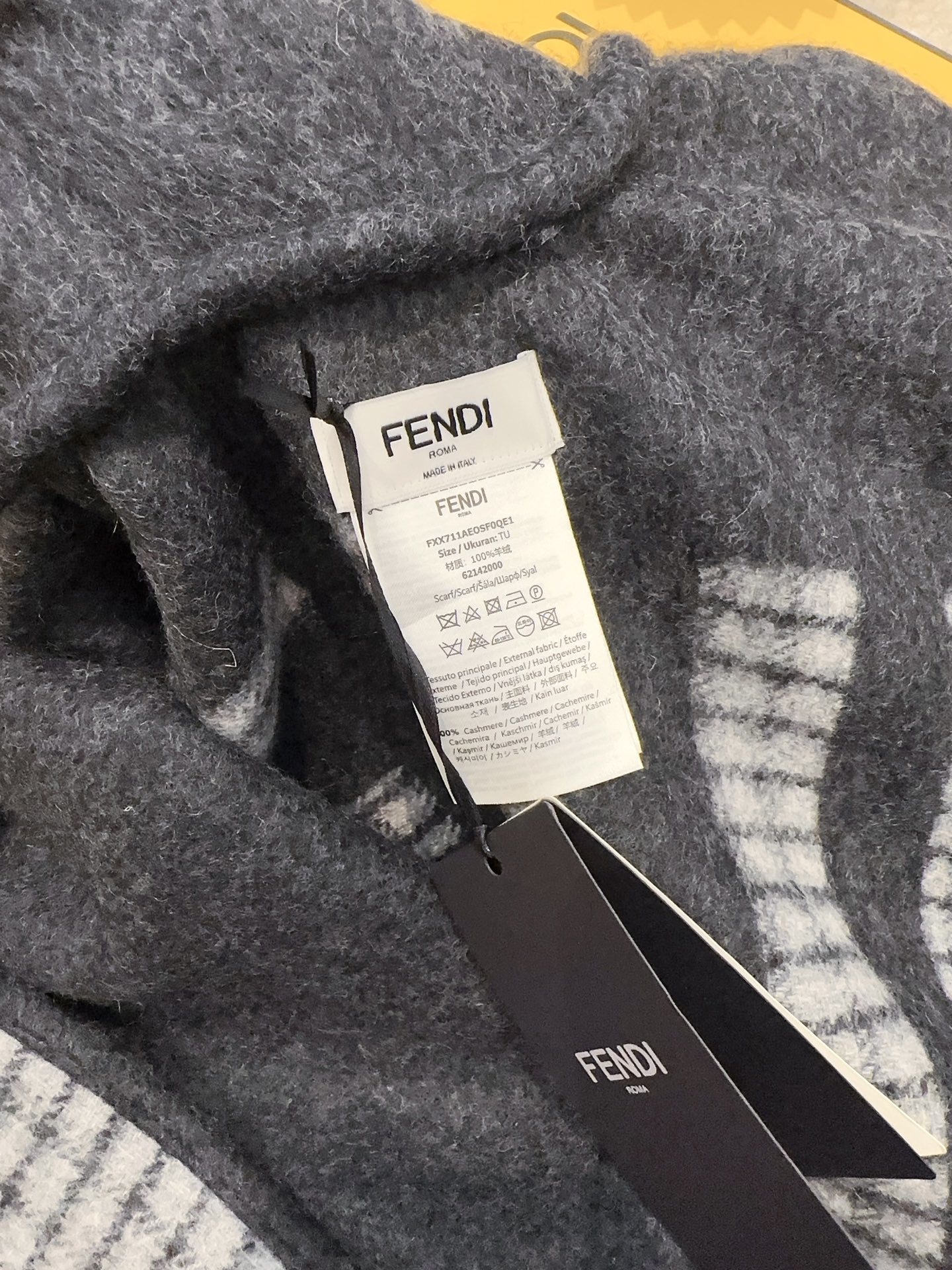 最新款外套式斗篷,Fendi两面穿带帽子斗篷,Fendi新款斗篷,又一款神操作两面穿斗篷,头篷look真