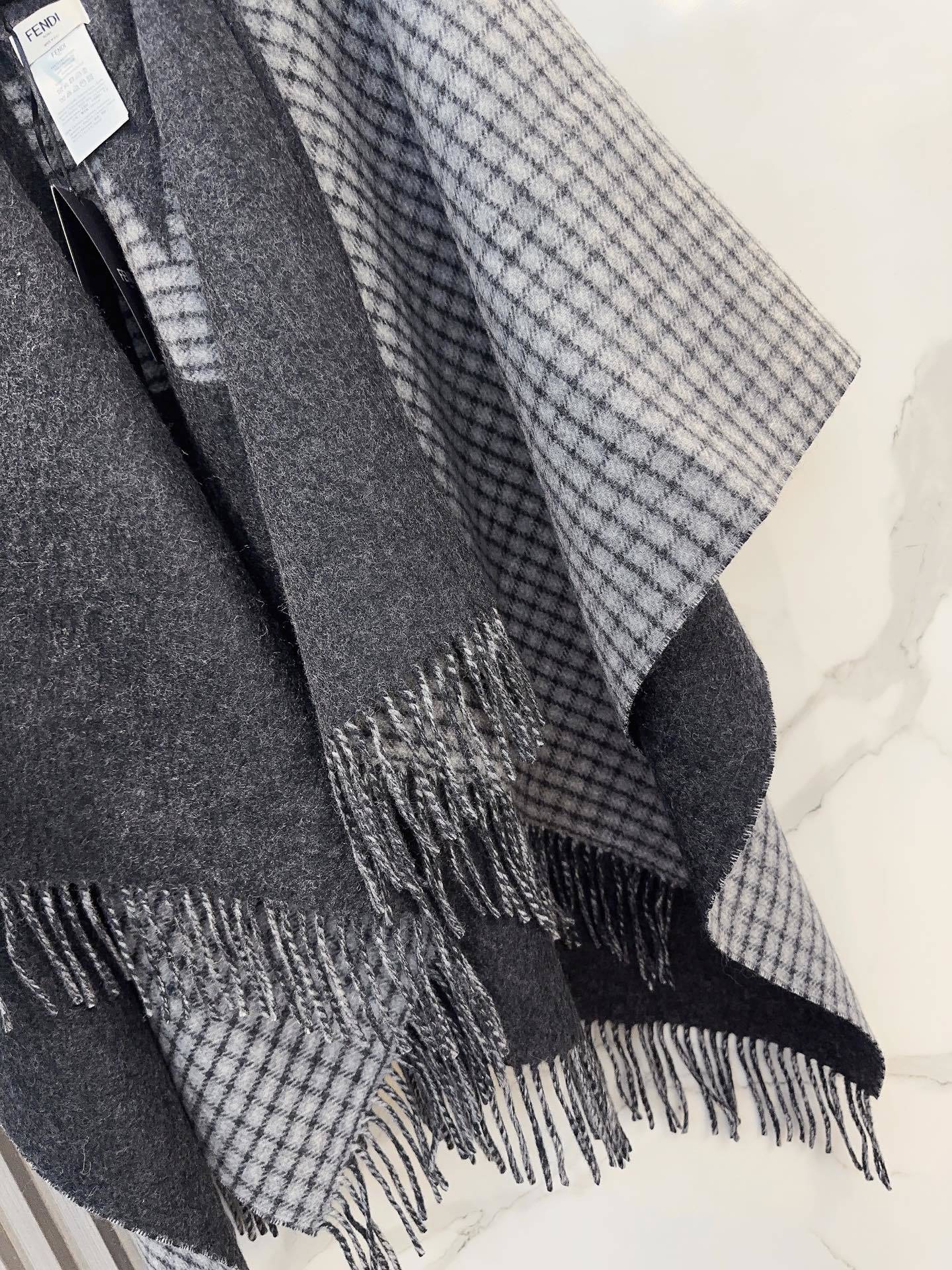 最新款外套式斗篷,Fendi两面穿带帽子斗篷,Fendi新款斗篷,又一款神操作两面穿斗篷,头篷look真