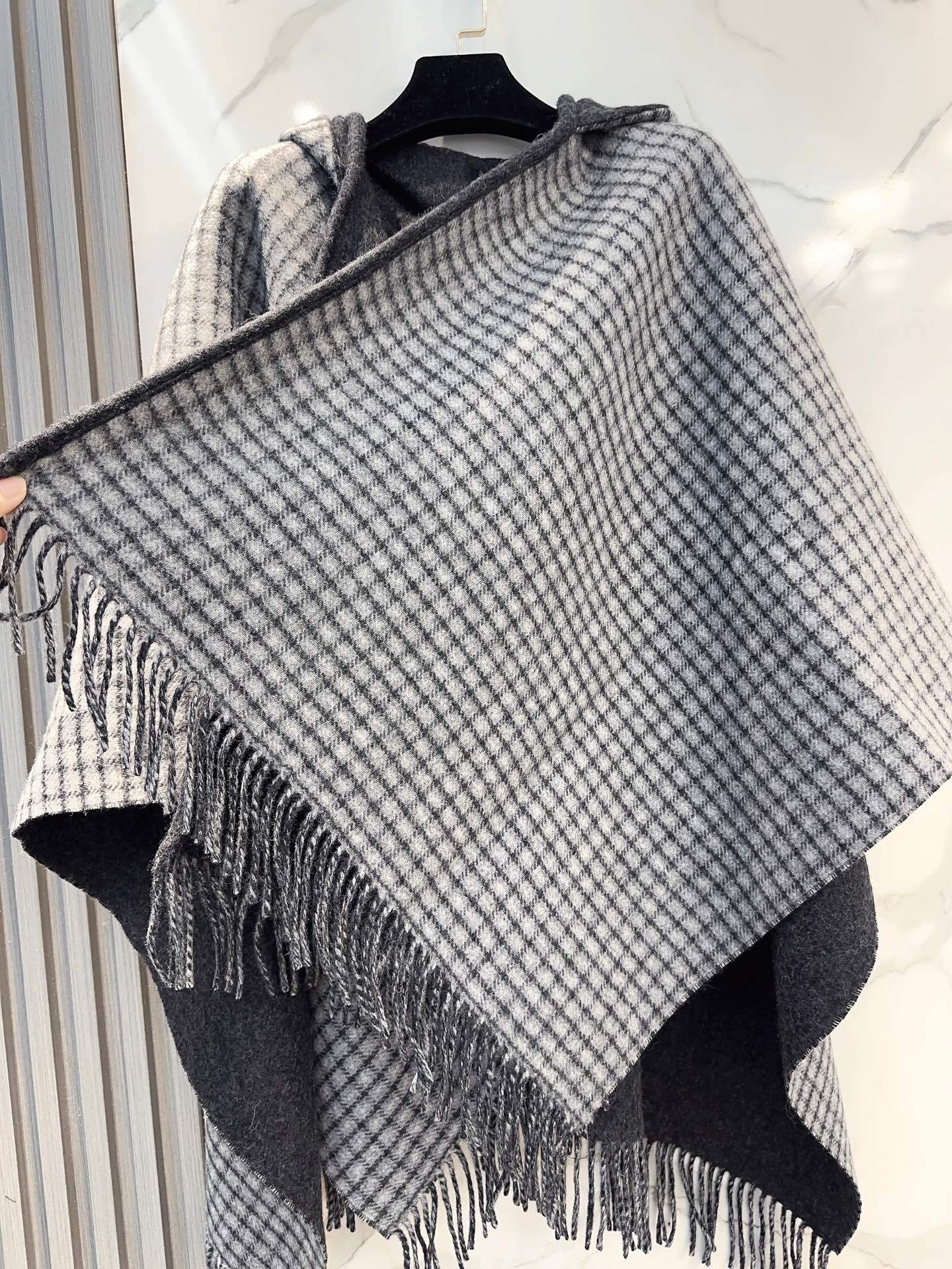 最新款外套式斗篷,Fendi两面穿带帽子斗篷,Fendi新款斗篷,又一款神操作两面穿斗篷,头篷look真