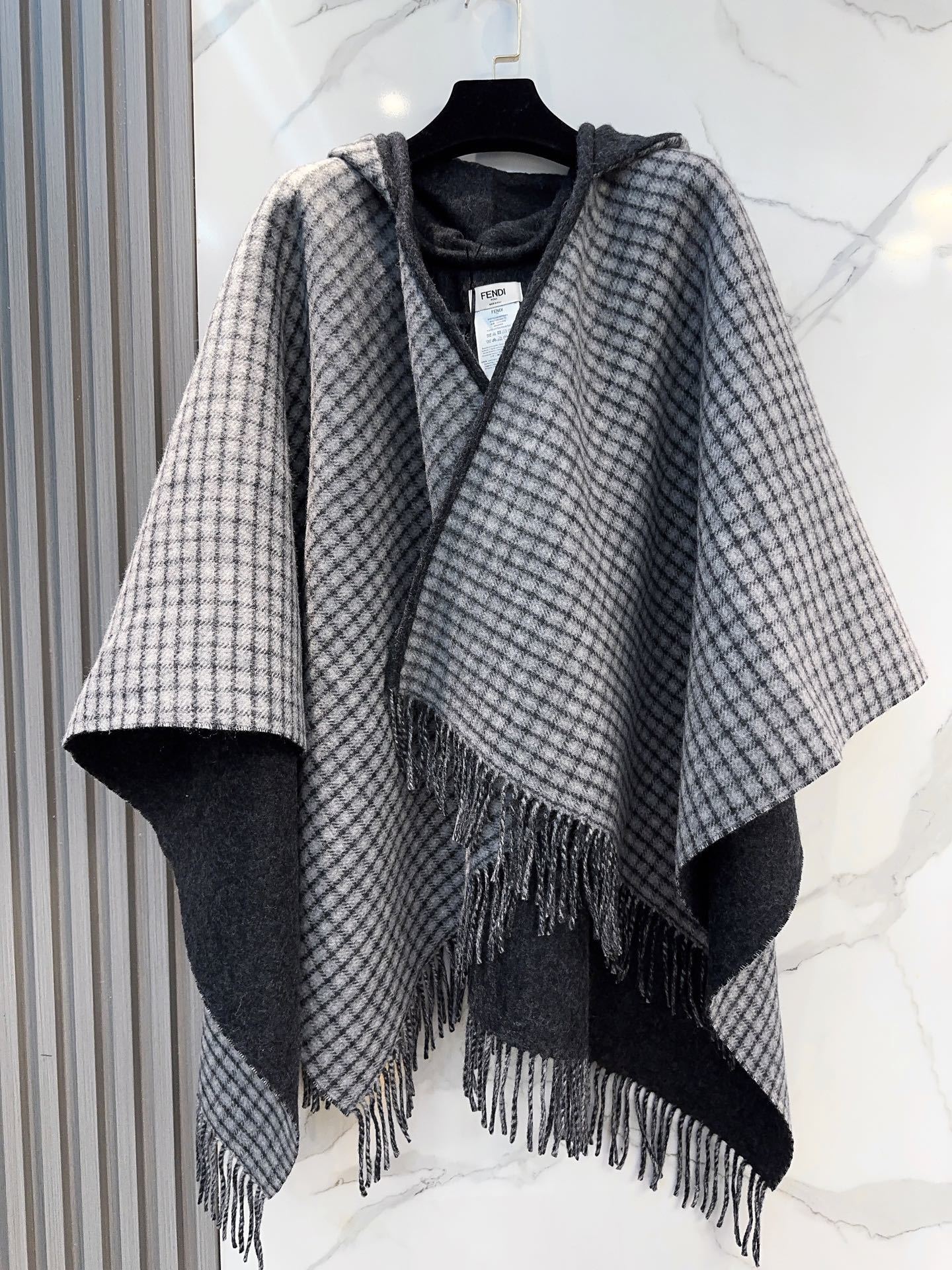 最新款外套式斗篷,Fendi两面穿带帽子斗篷,Fendi新款斗篷,又一款神操作两面穿斗篷,头篷look真