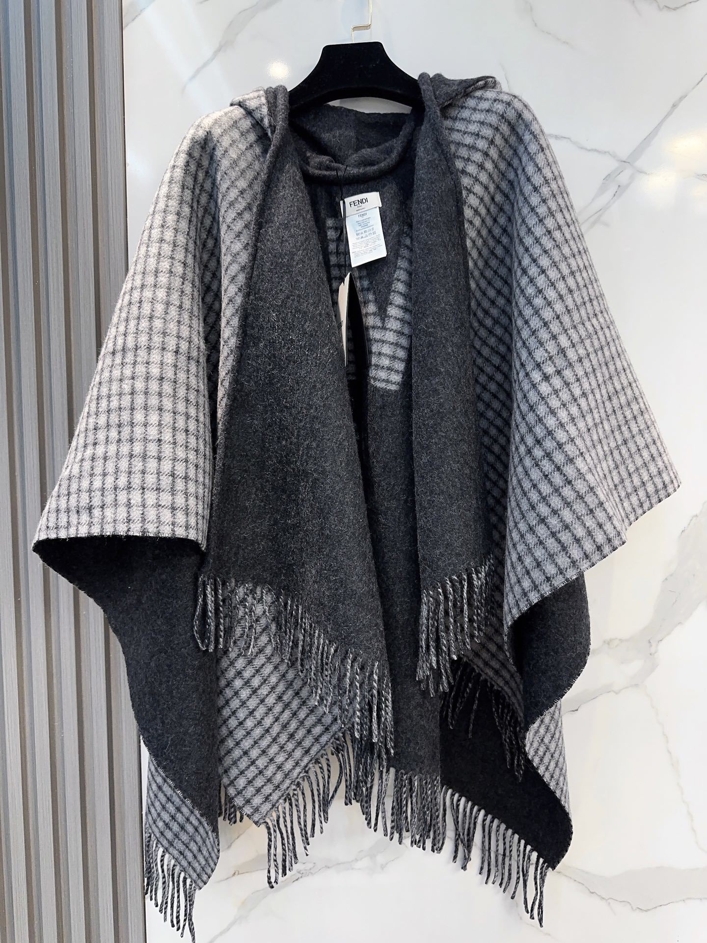 最新款外套式斗篷,Fendi两面穿带帽子斗篷,Fendi新款斗篷,又一款神操作两面穿斗篷,头篷look真