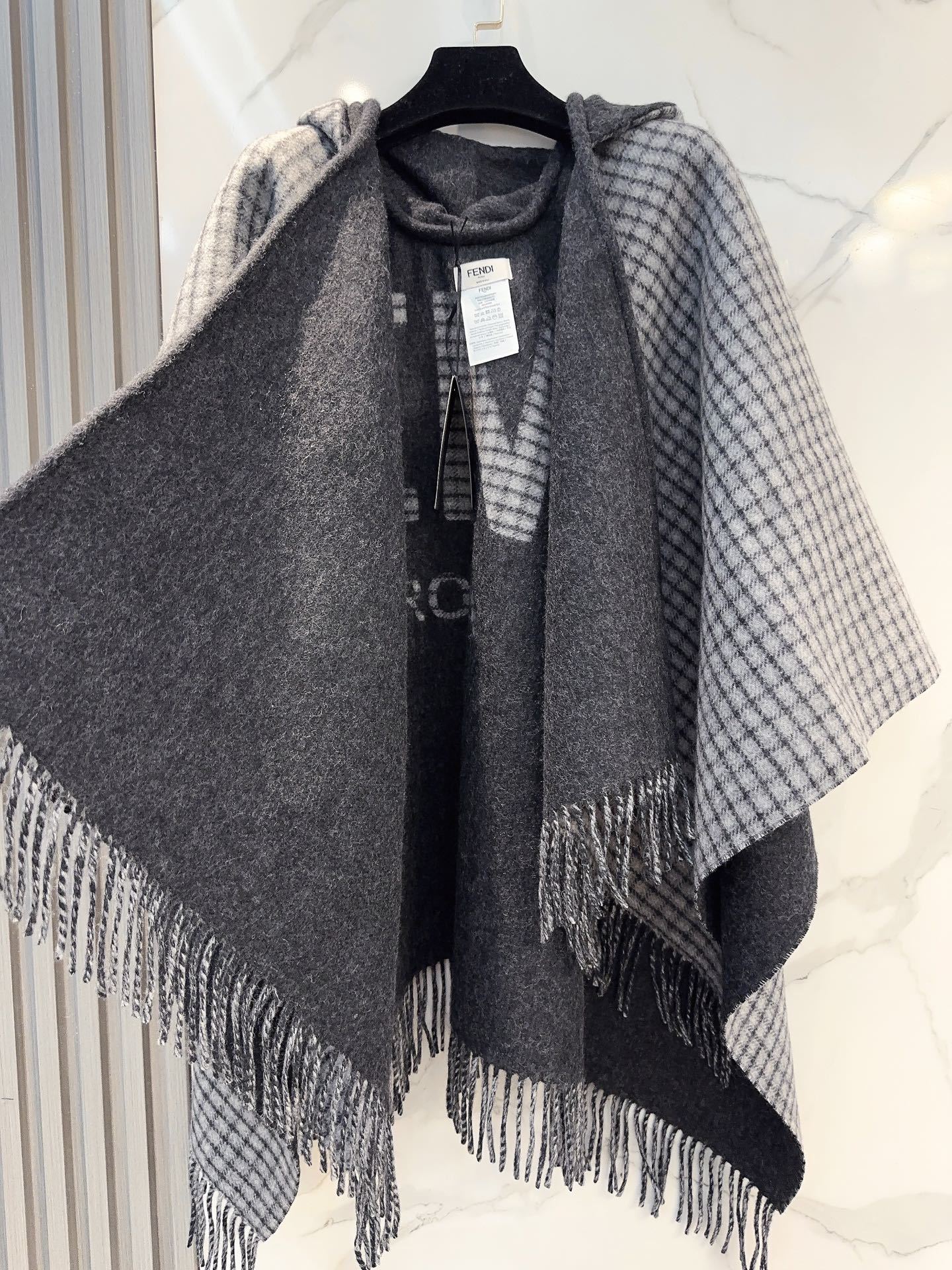 最新款外套式斗篷,Fendi两面穿带帽子斗篷,Fendi新款斗篷,又一款神操作两面穿斗篷,头篷look真