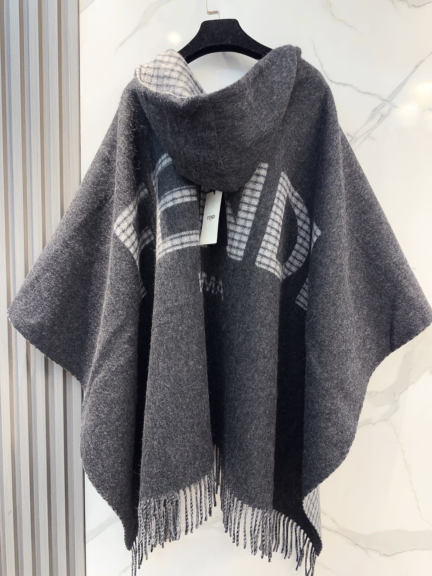 最新款外套式斗篷,Fendi两面穿带帽子斗篷,Fendi新款斗篷,又一款神操作两面穿斗篷,头篷look真