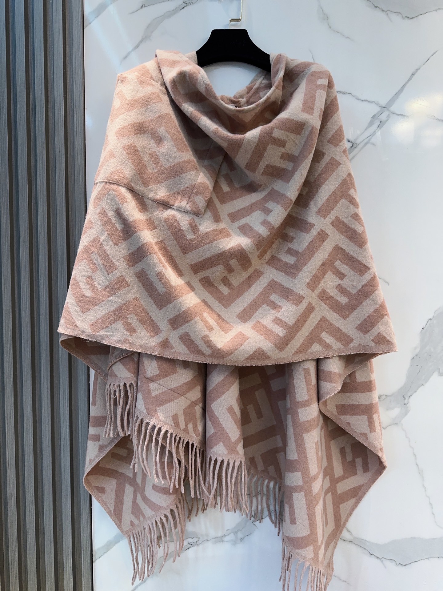 【▪️同步专柜!Fendi限量款斗篷披肩】重磅!!纯羊绒打造!!此款FF披风是Fendi芬迪秋冬限量新款