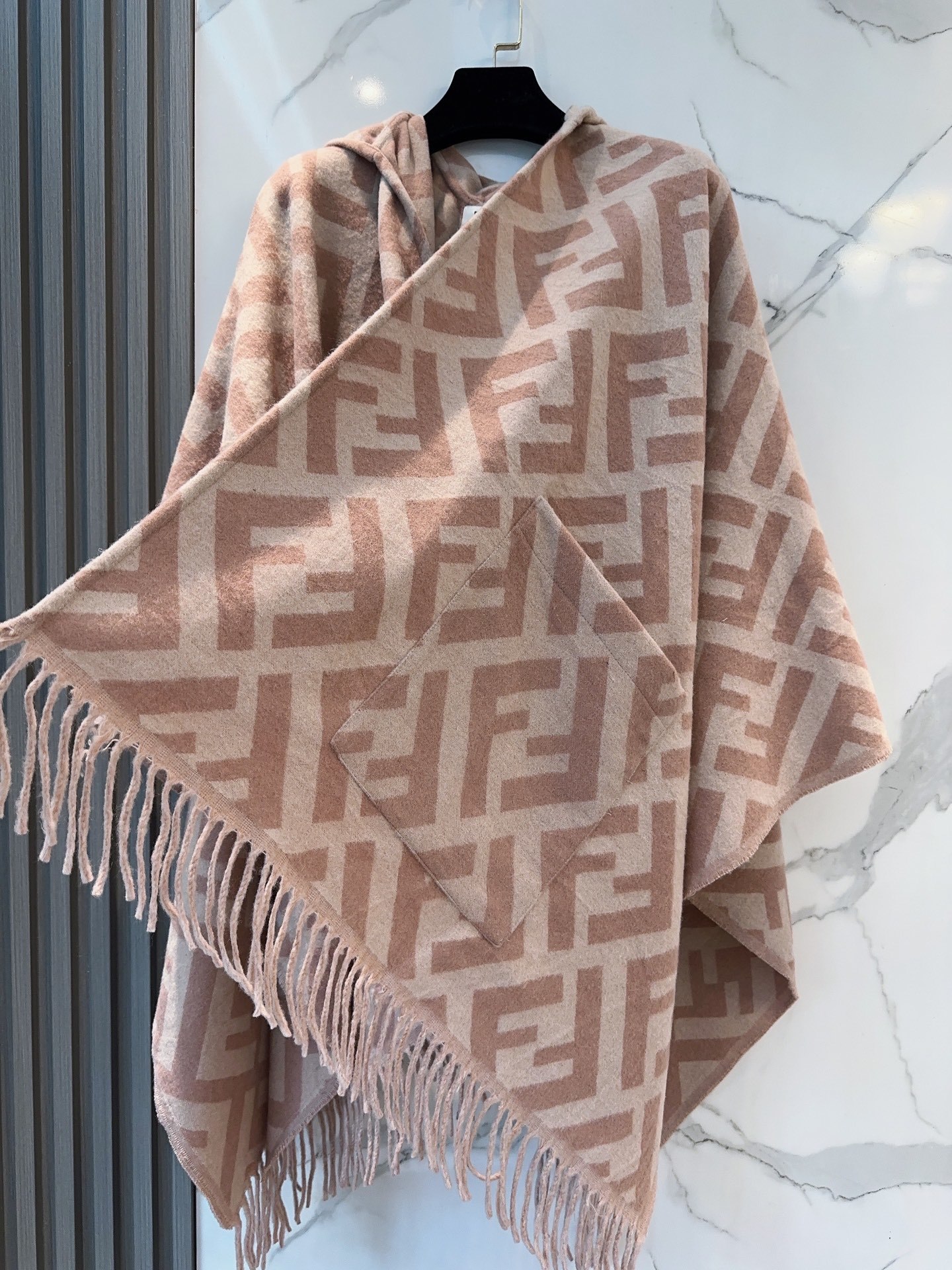 【▪️同步专柜!Fendi限量款斗篷披肩】重磅!!纯羊绒打造!!此款FF披风是Fendi芬迪秋冬限量新款