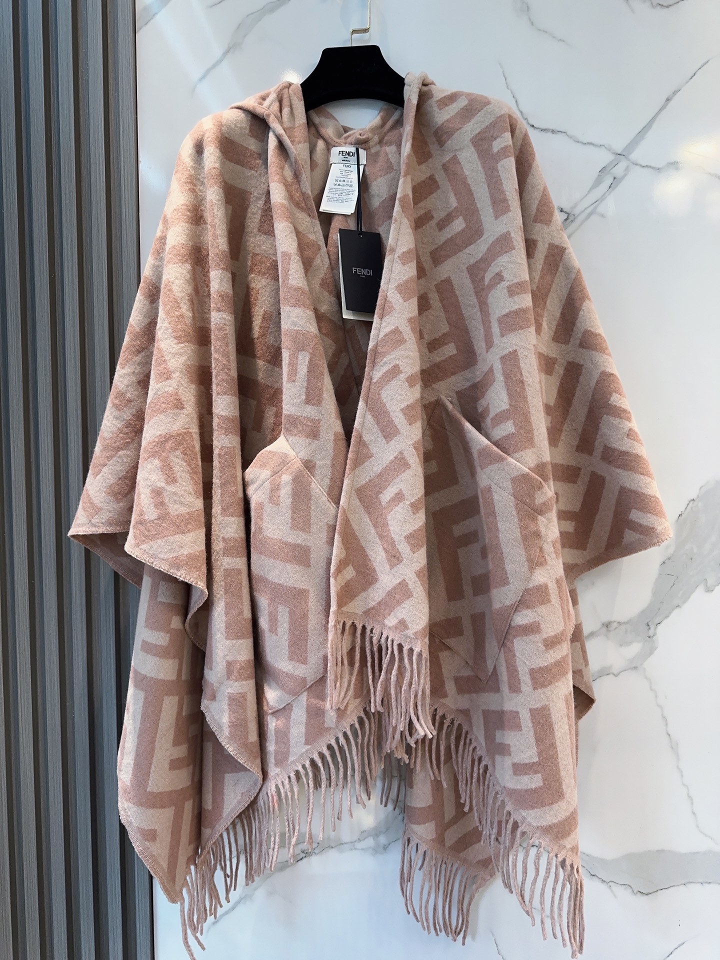 【▪️同步专柜!Fendi限量款斗篷披肩】重磅!!纯羊绒打造!!此款FF披风是Fendi芬迪秋冬限量新款
