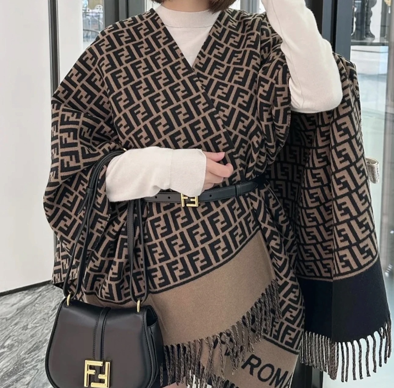 【▪️同步专柜！Fendi限量款斗篷披肩】重磅！！精心打造！！此款FF披风是Fendi芬迪秋冬限量新款！