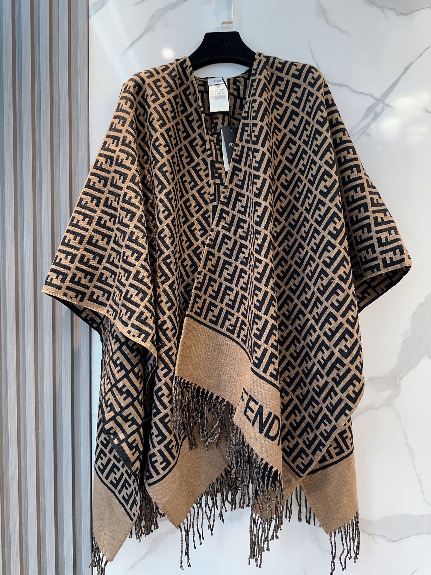 【▪️同步专柜！Fendi限量款斗篷披肩】重磅！！精心打造！！此款FF披风是Fendi芬迪秋冬限量新款！