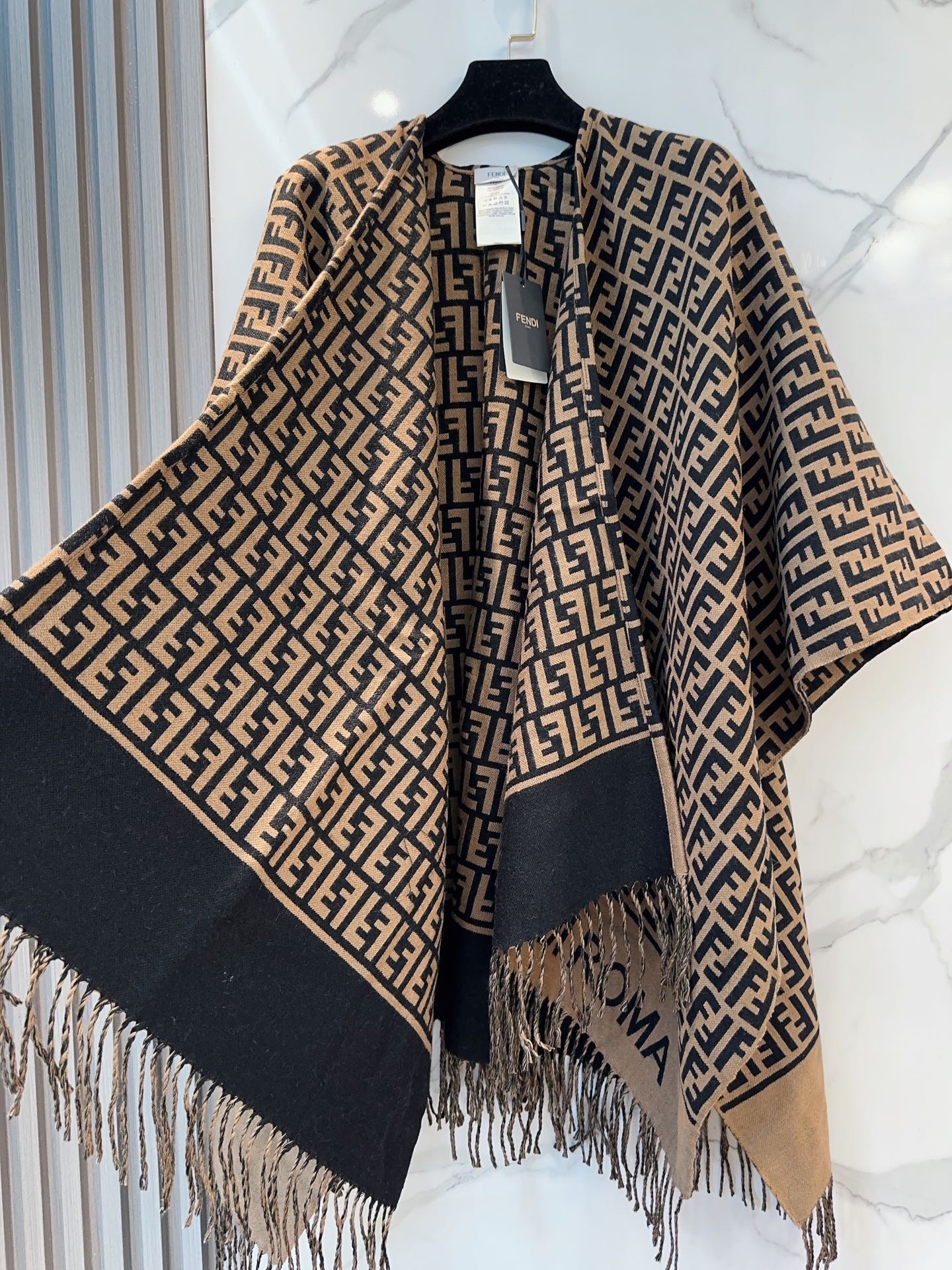 【▪️同步专柜！Fendi限量款斗篷披肩】重磅！！精心打造！！此款FF披风是Fendi芬迪秋冬限量新款！