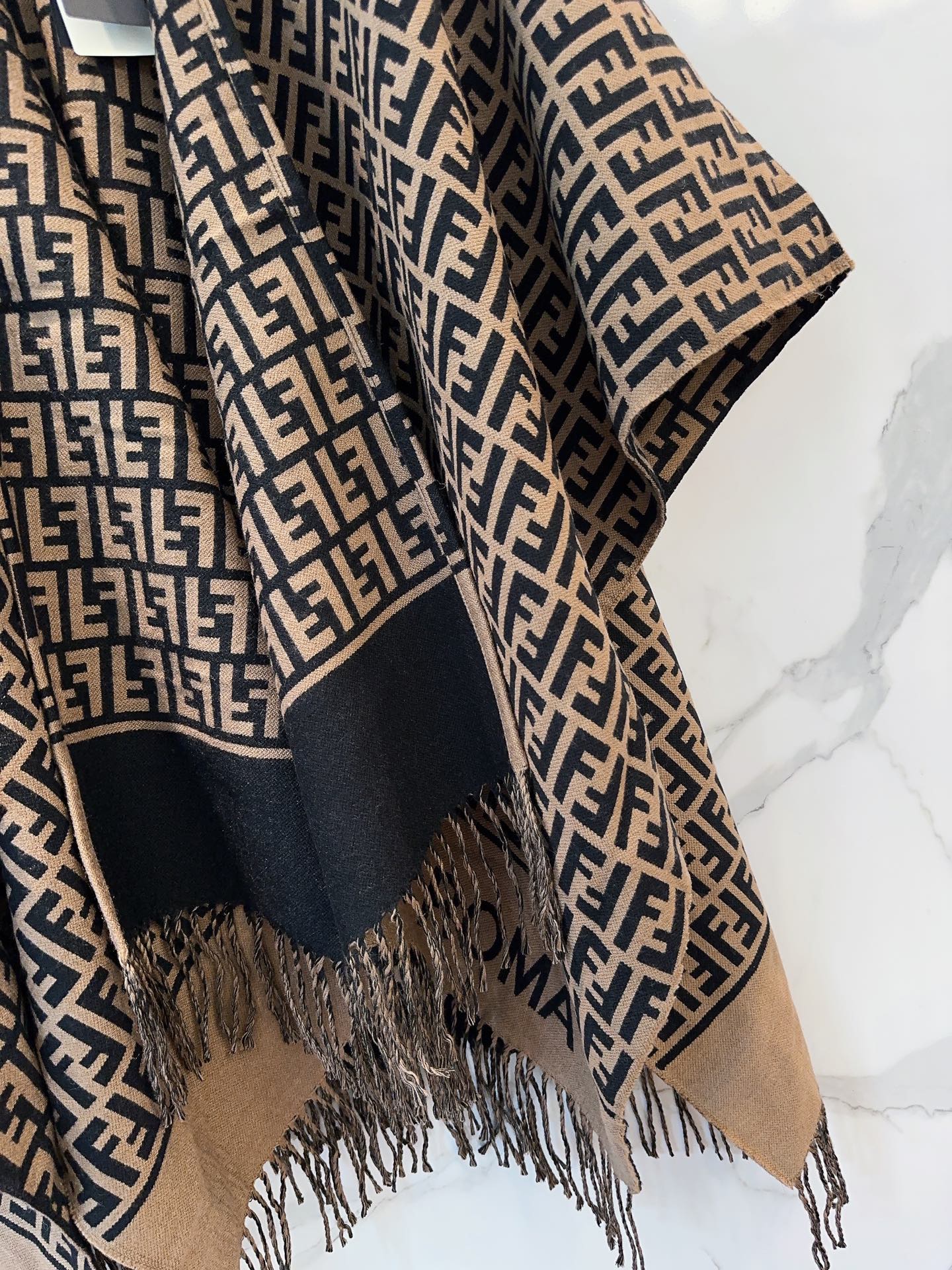 【▪️同步专柜！Fendi限量款斗篷披肩】重磅！！精心打造！！此款FF披风是Fendi芬迪秋冬限量新款！