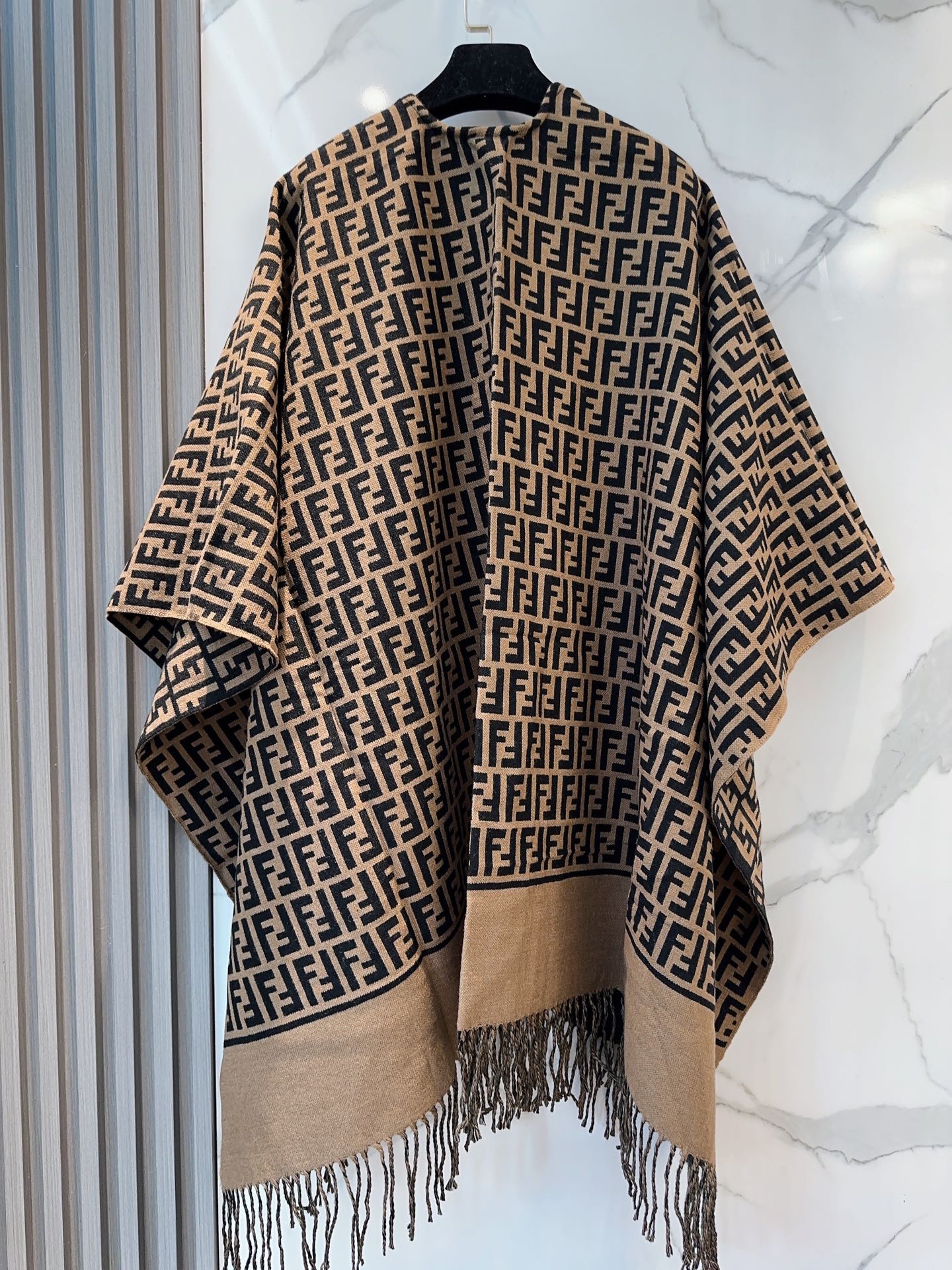 【▪️同步专柜！Fendi限量款斗篷披肩】重磅！！精心打造！！此款FF披风是Fendi芬迪秋冬限量新款！
