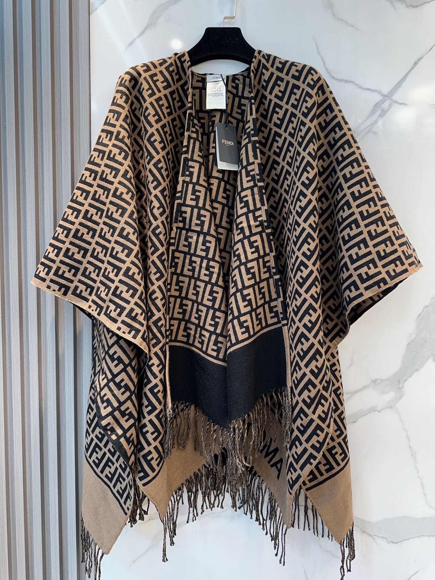 【▪️同步专柜！Fendi限量款斗篷披肩】重磅！！精心打造！！此款FF披风是Fendi芬迪秋冬限量新款！