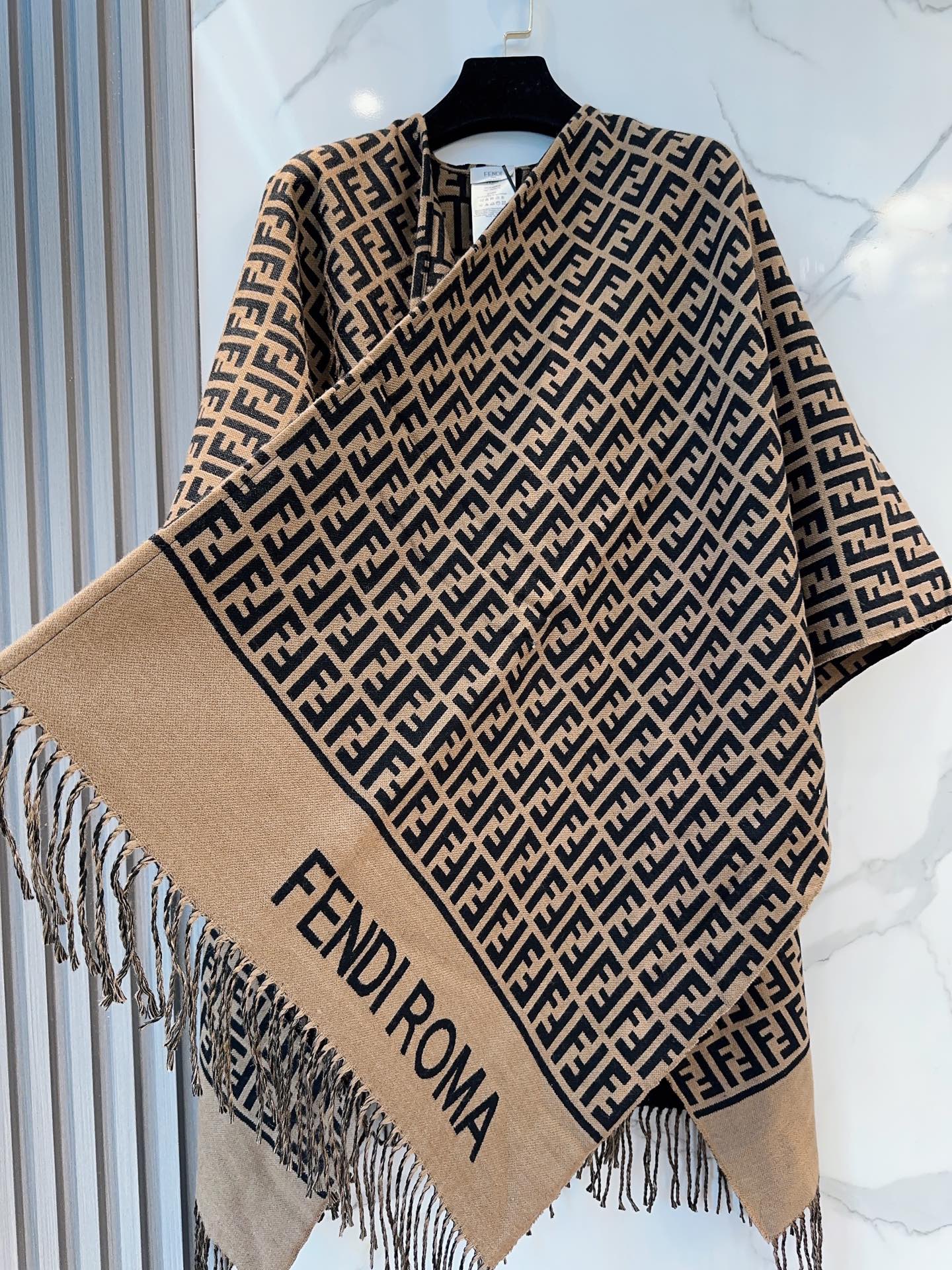 【▪️同步专柜！Fendi限量款斗篷披肩】重磅！！精心打造！！此款FF披风是Fendi芬迪秋冬限量新款！