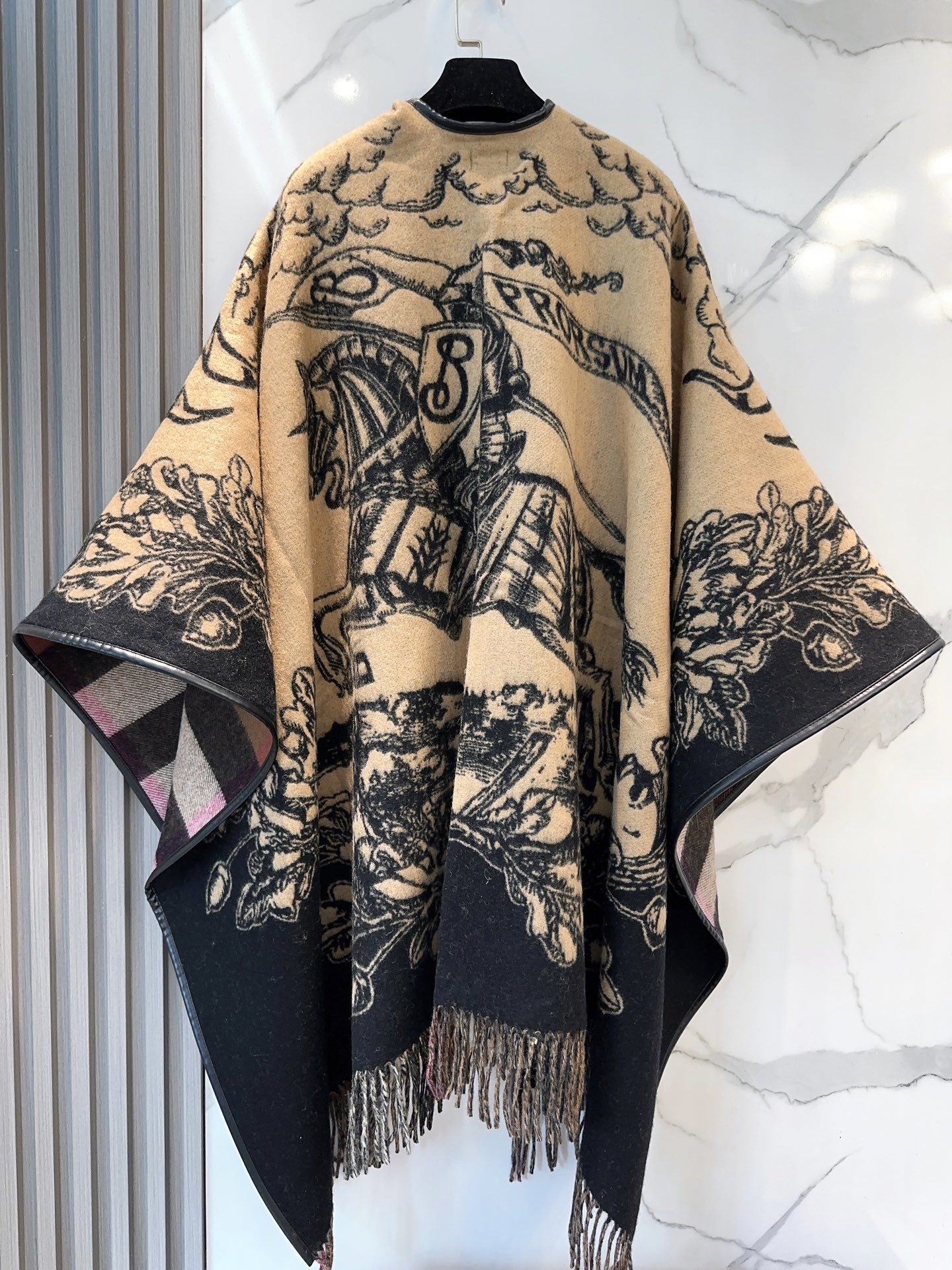 原单burberry最新款骑士战马双面提花披肩斗篷‼️经典中的经典.❗️这批原单全包.本来订制出口单.但