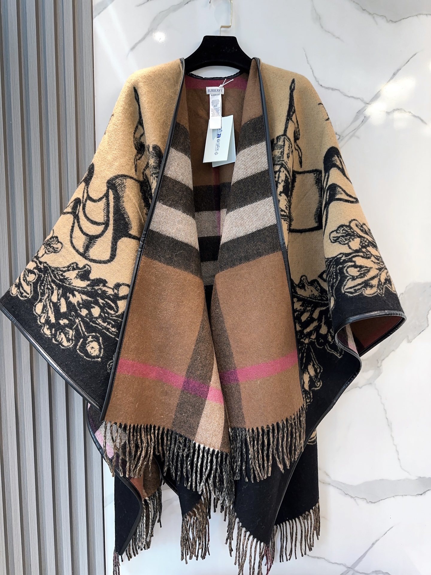 原单burberry最新款骑士战马双面提花披肩斗篷‼️经典中的经典.❗️这批原单全包.本来订制出口单.但