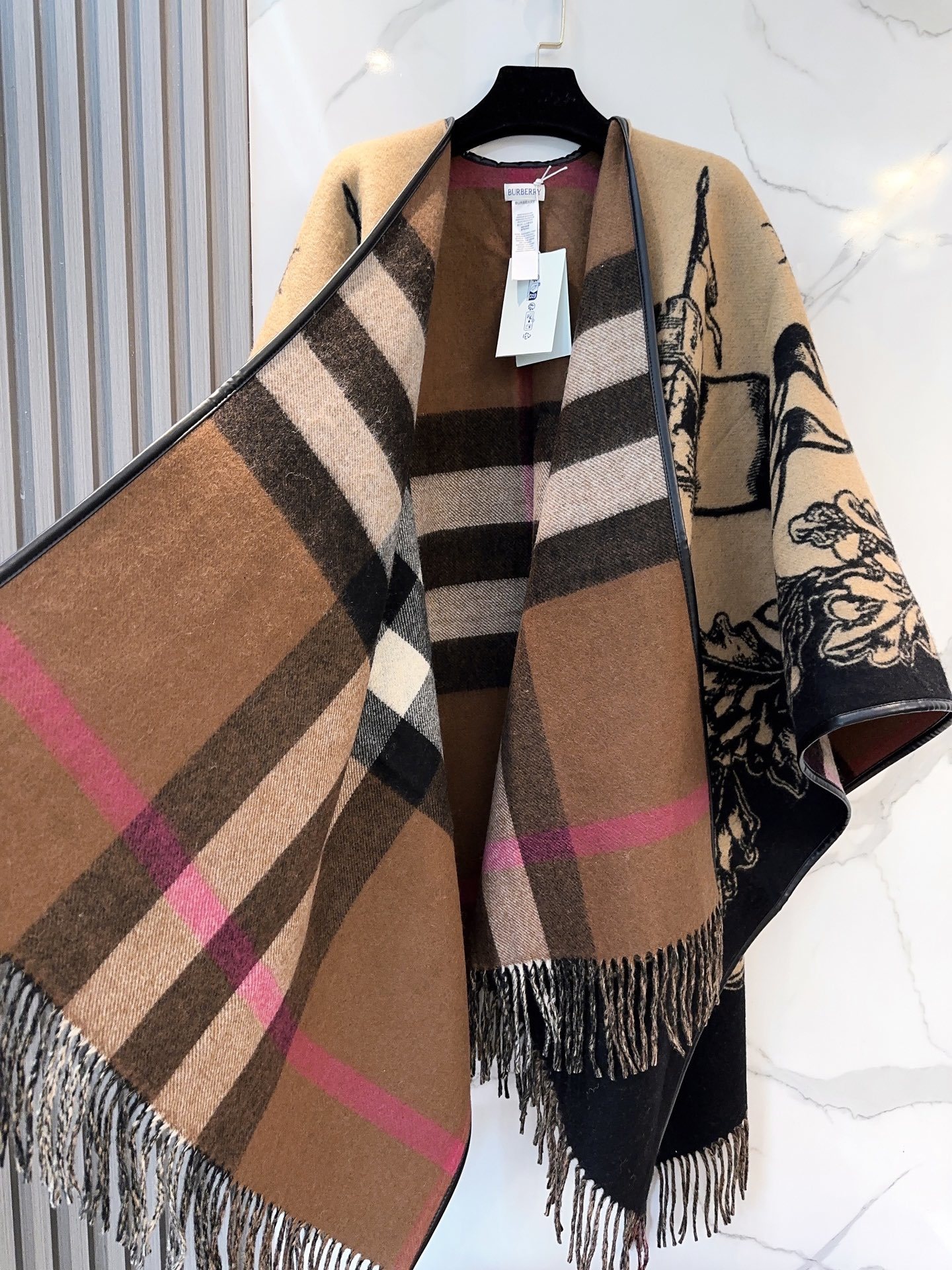 原单burberry最新款骑士战马双面提花披肩斗篷‼️经典中的经典.❗️这批原单全包.本来订制出口单.但