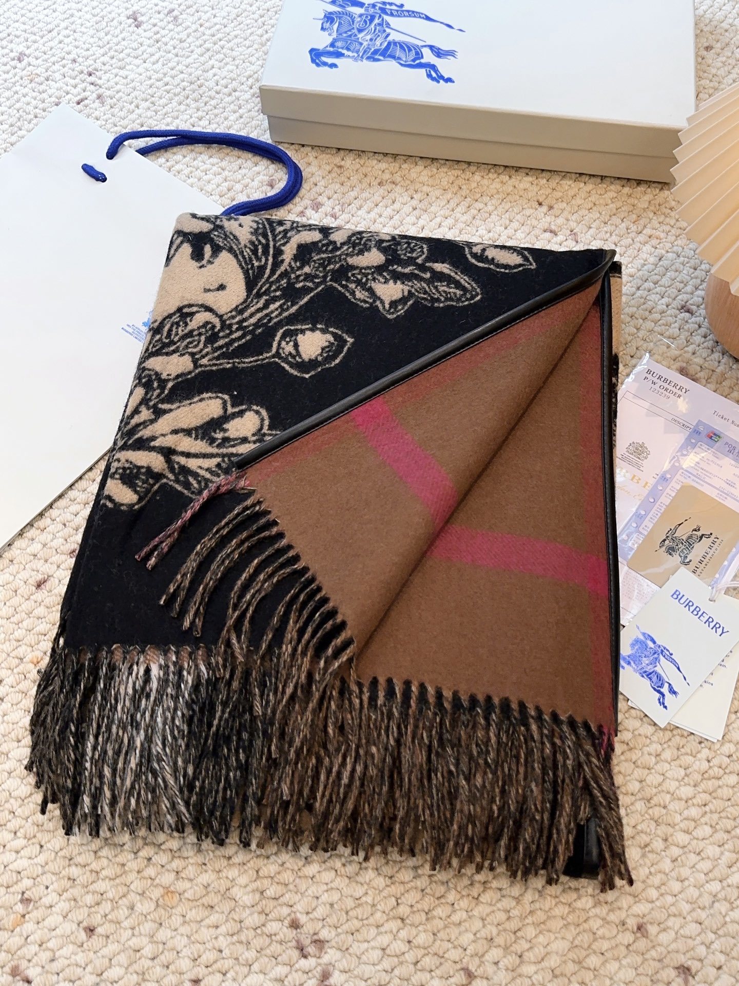 原单burberry最新款骑士战马双面提花披肩斗篷‼️经典中的经典.❗️这批原单全包.本来订制出口单.但