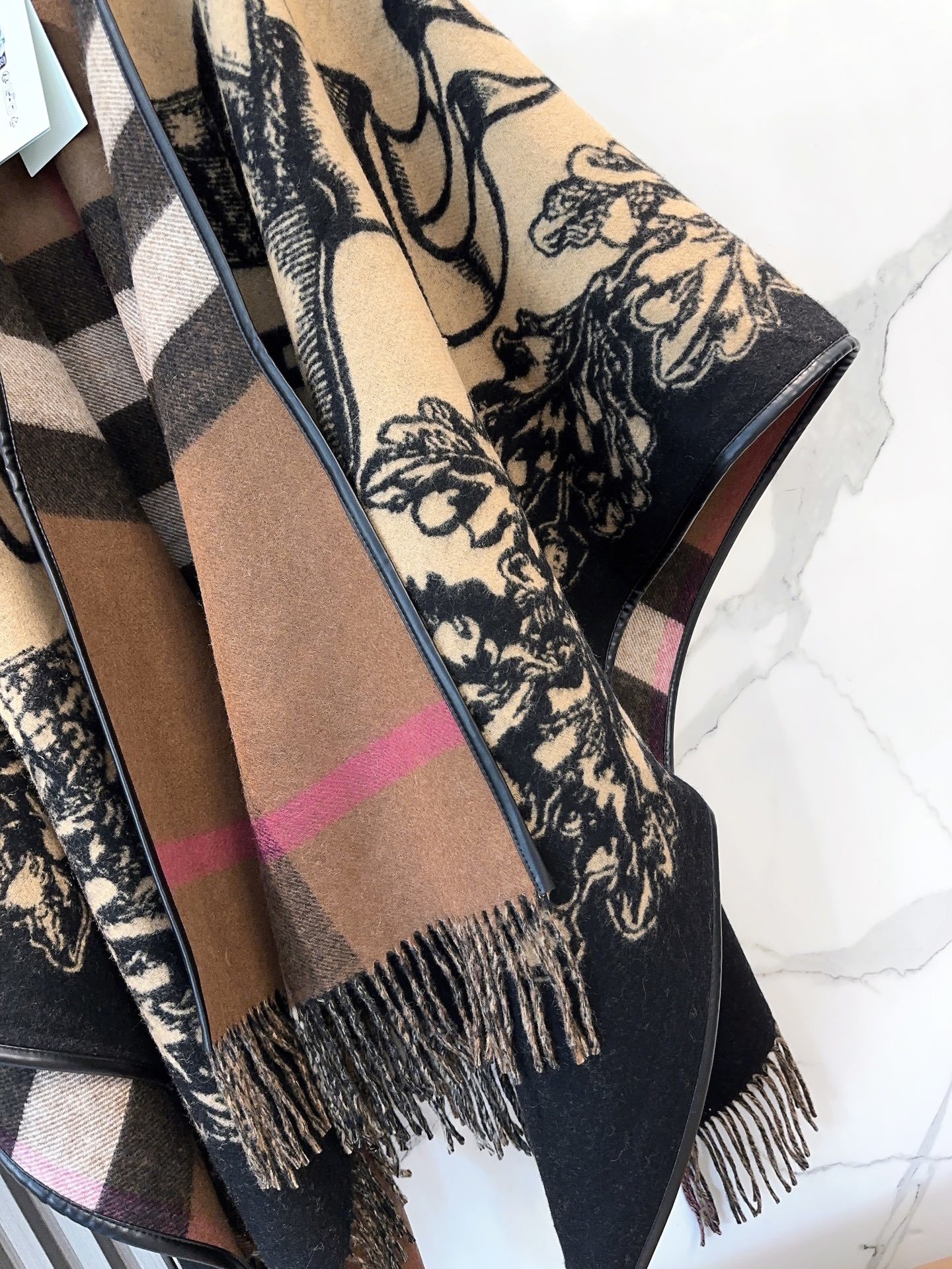 原单burberry最新款骑士战马双面提花披肩斗篷‼️经典中的经典.❗️这批原单全包.本来订制出口单.但