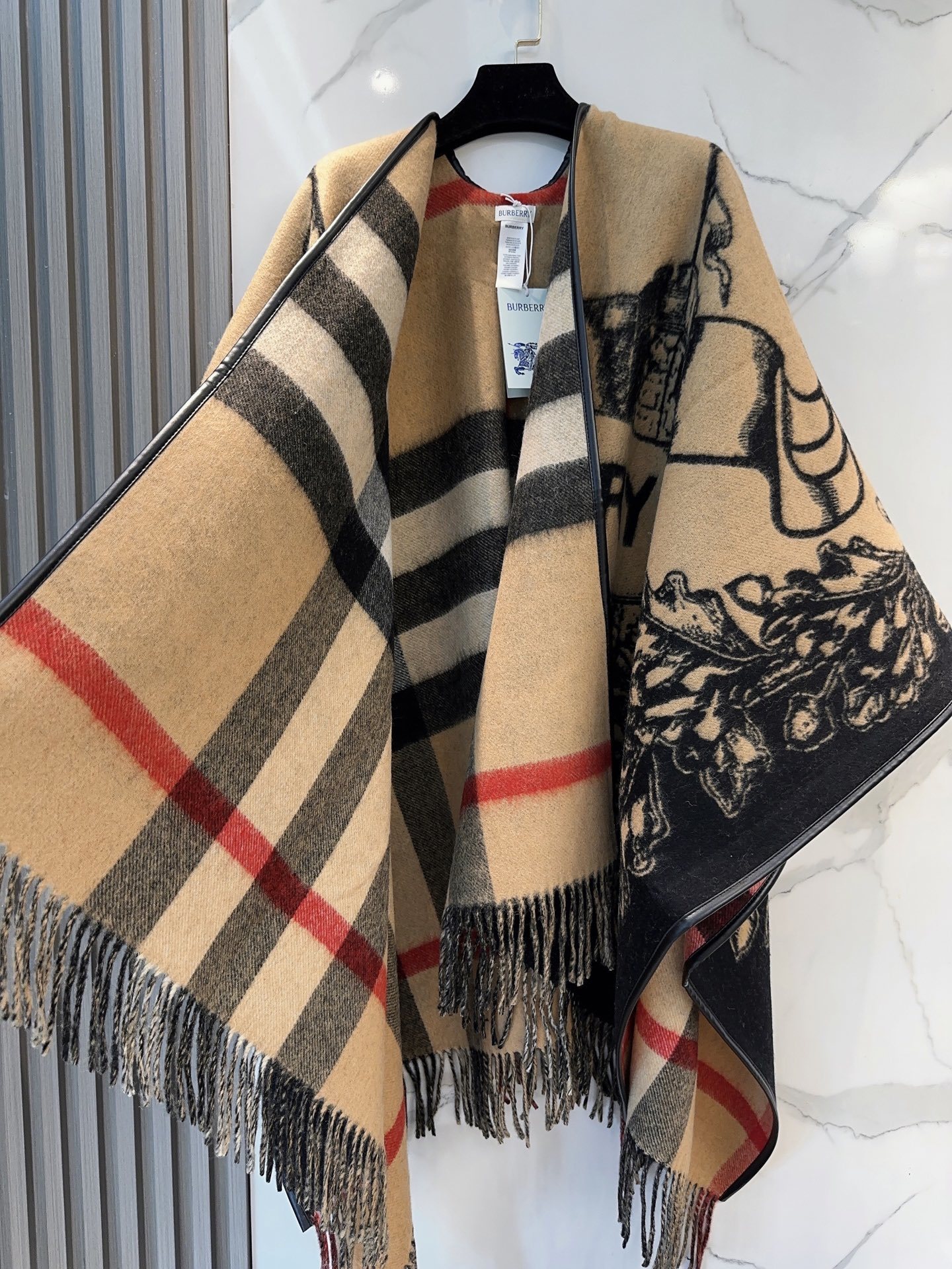 原单burberry最新款骑士战马双面提花披肩斗篷‼️经典中的经典.❗️这批原单全包.本来订制出口单.但