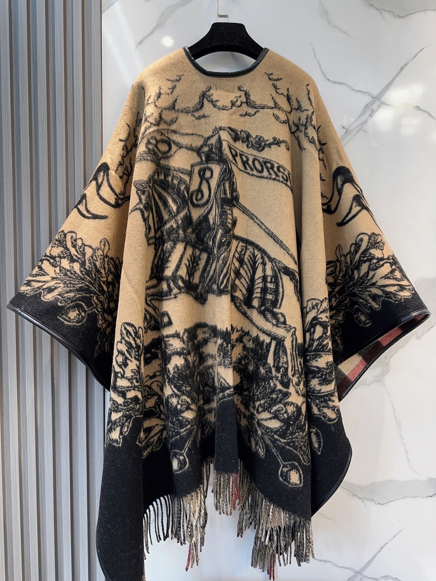 原单burberry最新款骑士战马双面提花披肩斗篷‼️经典中的经典.❗️这批原单全包.本来订制出口单.但