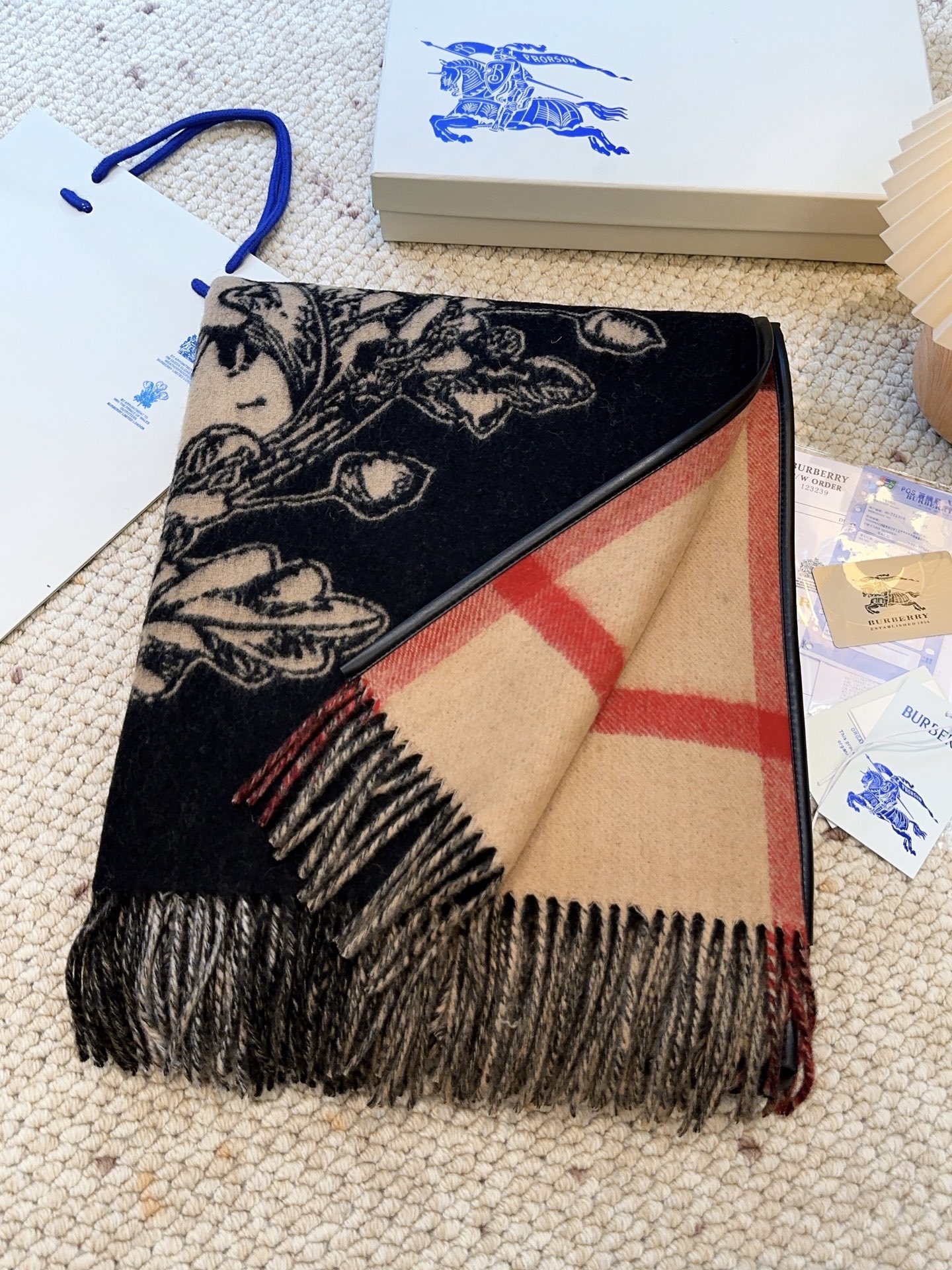 原单burberry最新款骑士战马双面提花披肩斗篷‼️经典中的经典.❗️这批原单全包.本来订制出口单.但