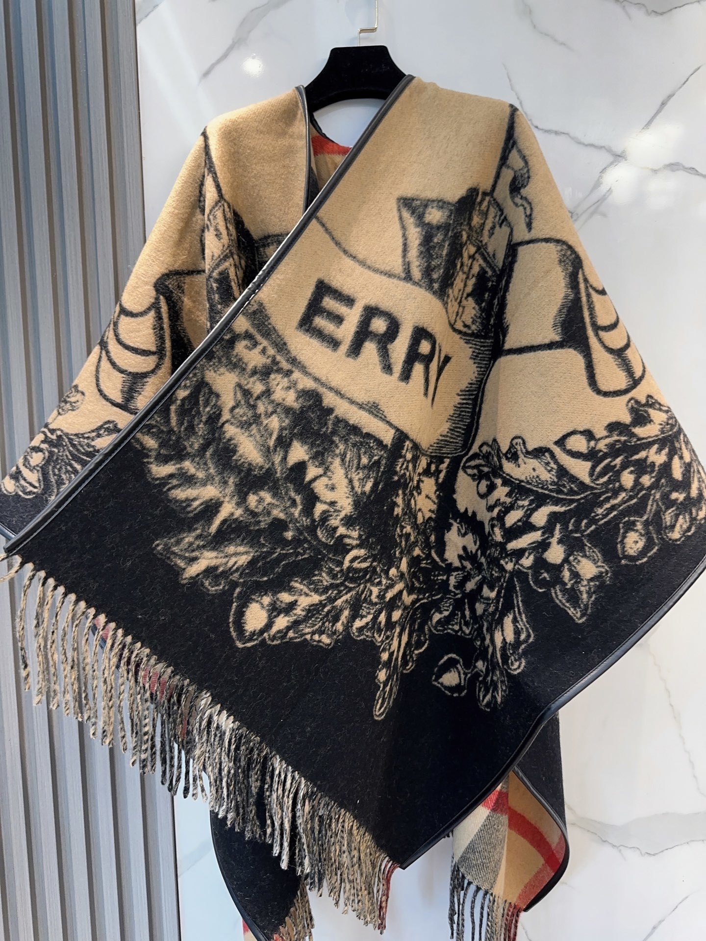 原单burberry最新款骑士战马双面提花披肩斗篷‼️经典中的经典.❗️这批原单全包.本来订制出口单.但