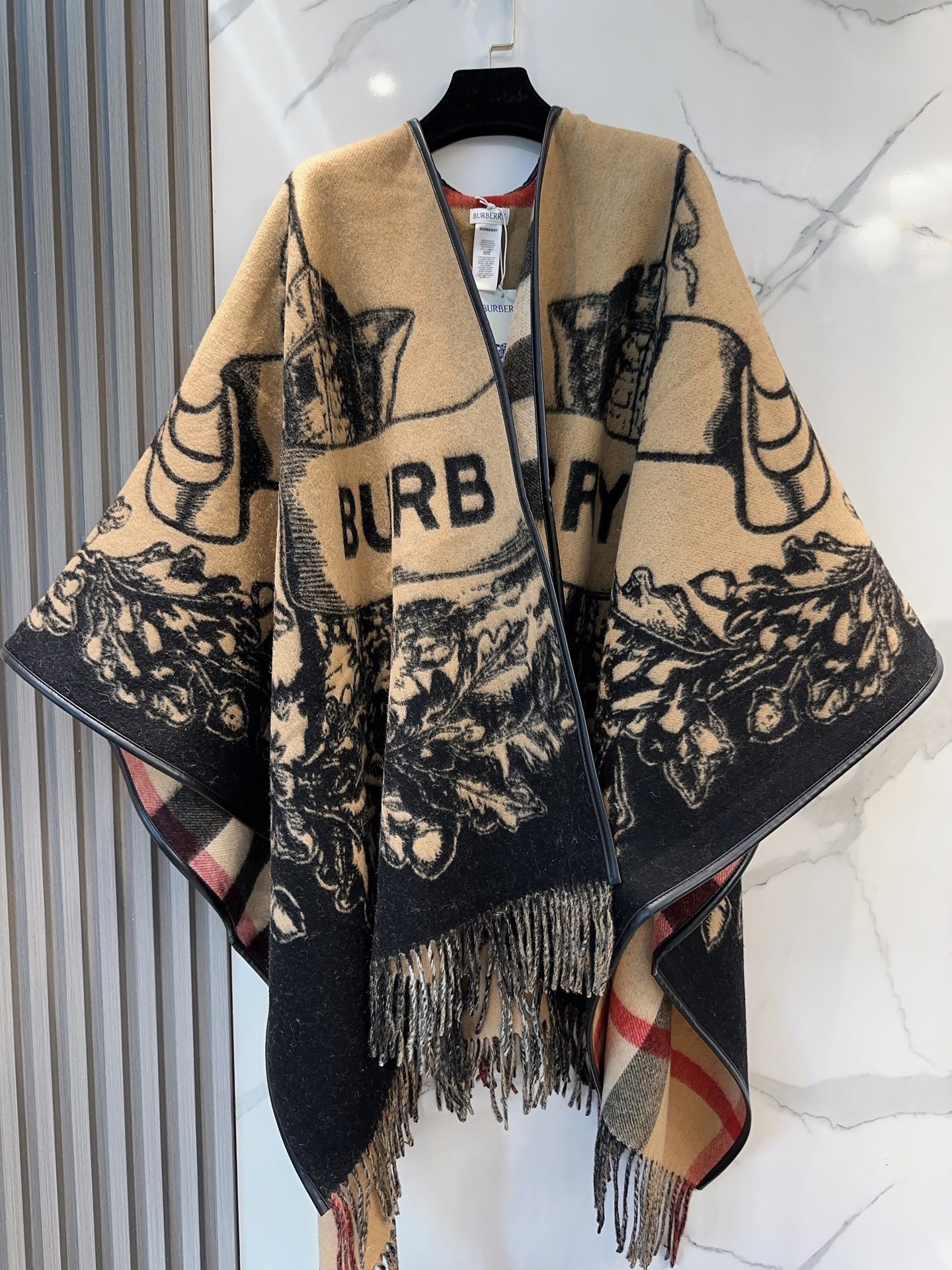 原单burberry最新款骑士战马双面提花披肩斗篷‼️经典中的经典.❗️这批原单全包.本来订制出口单.但