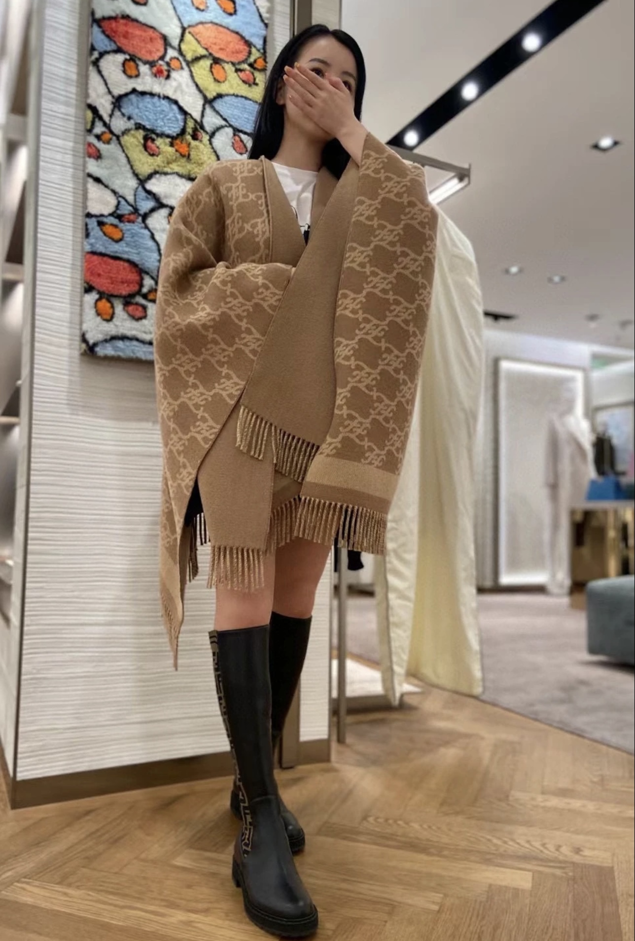 NO:603656,[FENDI Fendi, super gentle and stylish double-sided design!  !  】I feel that this design looks younger, gentler and more elegant than the previous designs!  !  It feels like she can match 10,000 tops. The beige wool and cashmere double-sided scarf is designed with FF Karligraphy contrasting jacquard pattern on one side and a solid color design on the other side!  A real everyday fashionable style. The fabric is soaked and washed in clear spring water, and then brushed with straw to create a super soft touch. It is super awesome and you can play with various tying methods!  !  It looks super slim, high-end and fashionable. The main thing is that it is well designed and has a special texture. In addition, with such a thin thickness and a moderate upper body, it can be very stylish!  It is a highly utilized size specification of 145×155, 51 wool, 49 cashmere. One color. High version scarf, high version scarf, fendi, fendi19860909【FENDI 芬迪,超温柔洋气的双面设计！！】感觉这个比以往的设计都更显年轻更显温柔更气质有木有！！感觉她能与一万件上衣匹配在一起,米驼色羊毛和羊绒双面围巾设计,一面饰FF Karligraphy反差感提花图案,另一面则为纯色设计！实实在在的日常时髦款,面料通过清泉水中浸泡涤荡,再采用起绒草拉绒工艺,打造出超级柔软触感.超级无敌赞的任意玩转各种系法！！超级显瘦高级显时髦,主要还是设计好,特别显质感,加上这样的薄厚度适中上身可以很有型！是利用率相当高的尺寸规格145×155规格 51羊毛49羊绒.一个色.高版本围巾,高版本围巾,fendi,fendi,scarf
