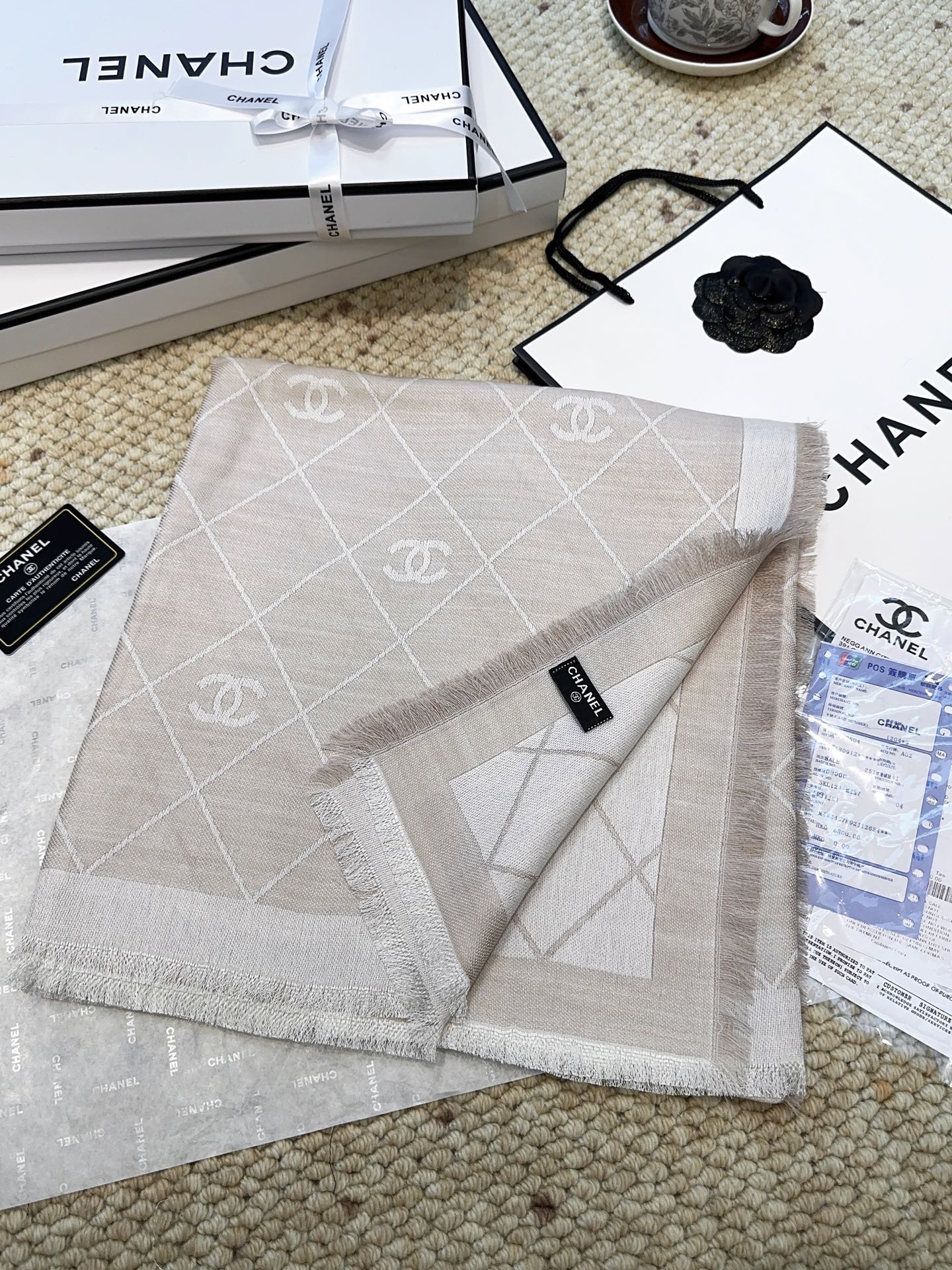 香奈儿上新❤️【Chanel】 经典茶花优雅Coco风，Chanel最新丝绒大方巾~气质到骨子里，香奶奶