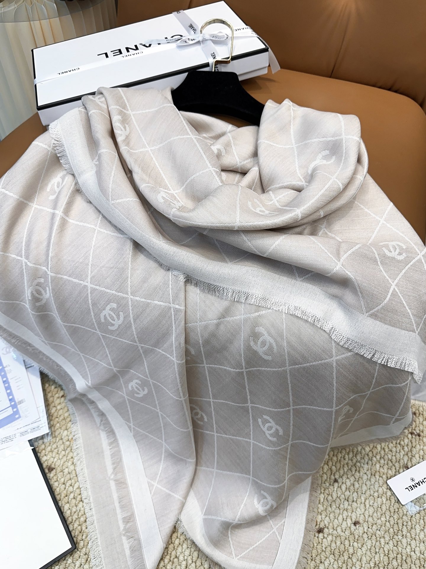 香奈儿上新❤️【Chanel】 经典茶花优雅Coco风，Chanel最新丝绒大方巾~气质到骨子里，香奶奶