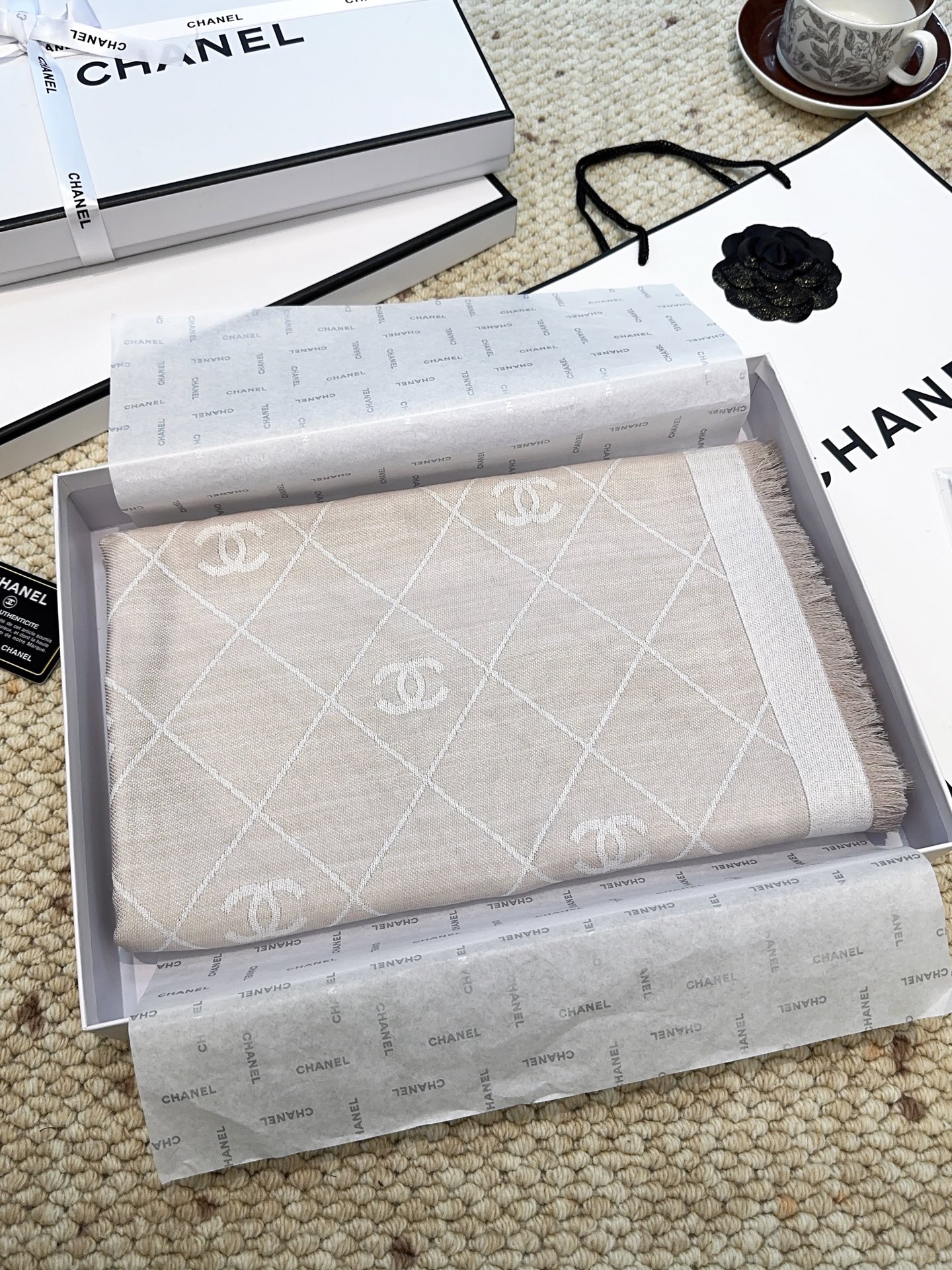 香奈儿上新❤️【Chanel】 经典茶花优雅Coco风，Chanel最新丝绒大方巾~气质到骨子里，香奶奶