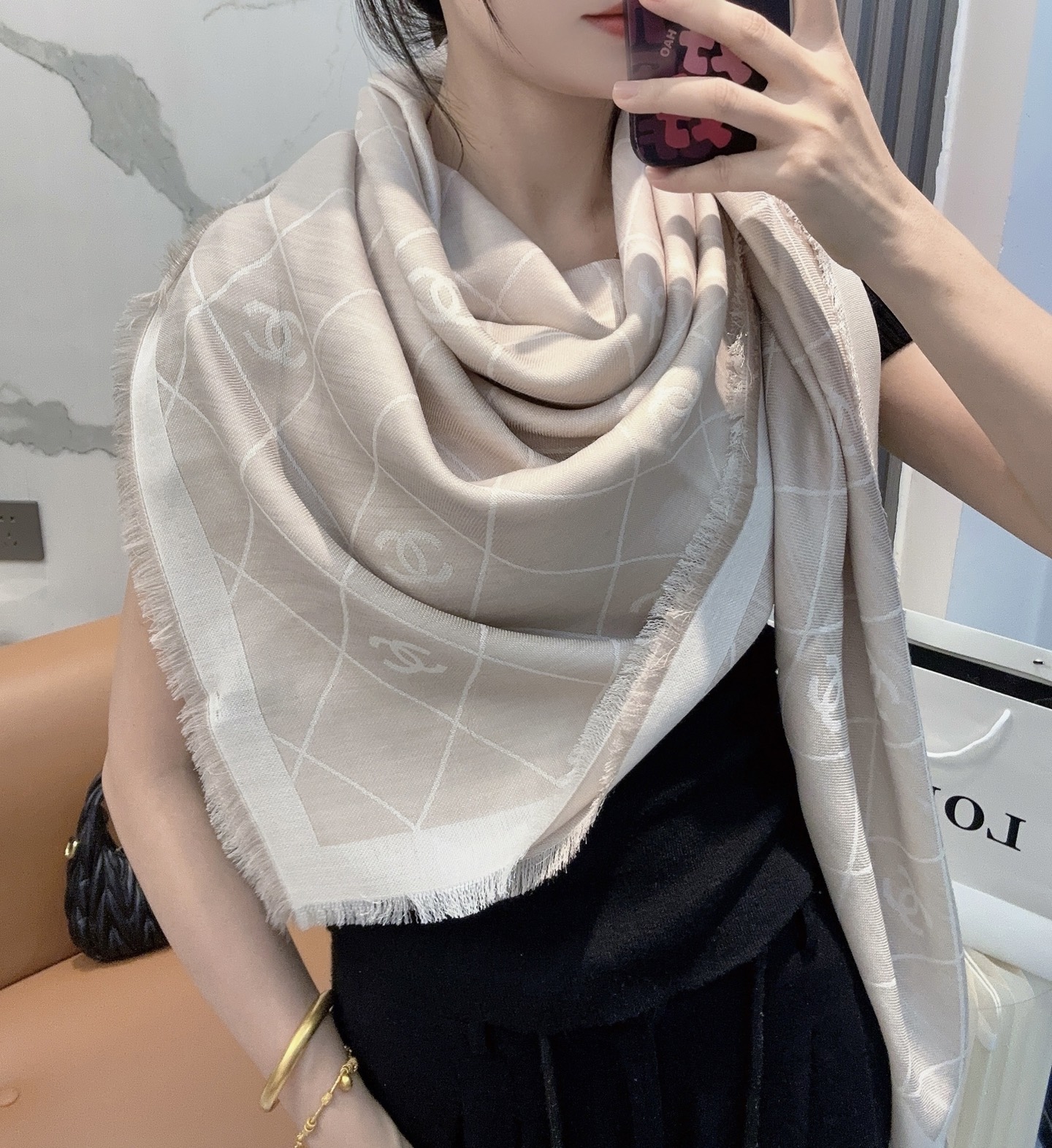 香奈儿上新❤️【Chanel】 经典茶花优雅Coco风，Chanel最新丝绒大方巾~气质到骨子里，香奶奶