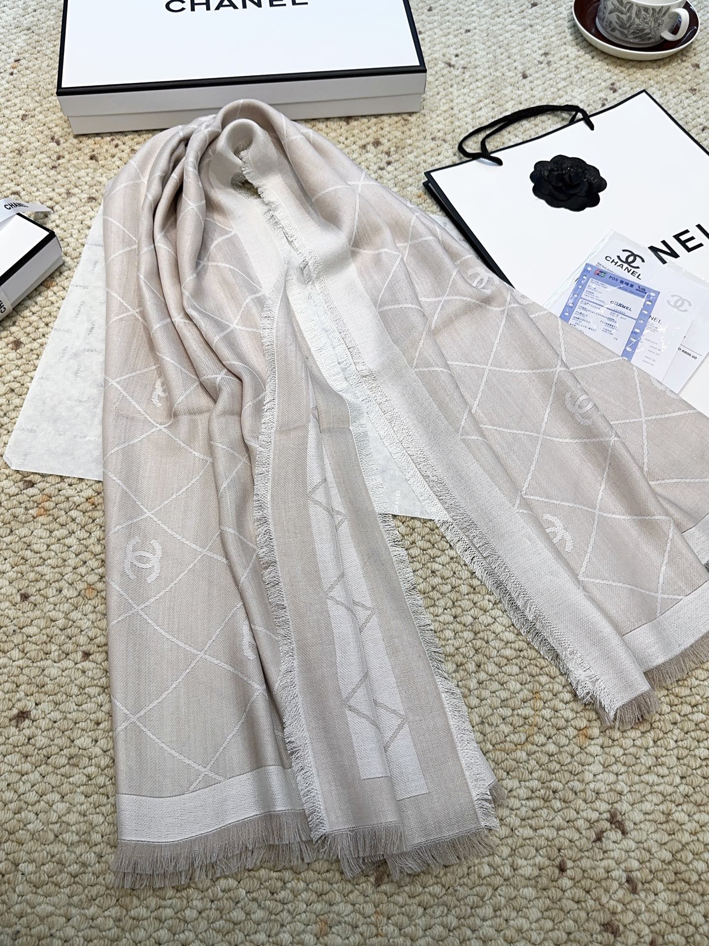 香奈儿上新❤️【Chanel】 经典茶花优雅Coco风，Chanel最新丝绒大方巾~气质到骨子里，香奶奶