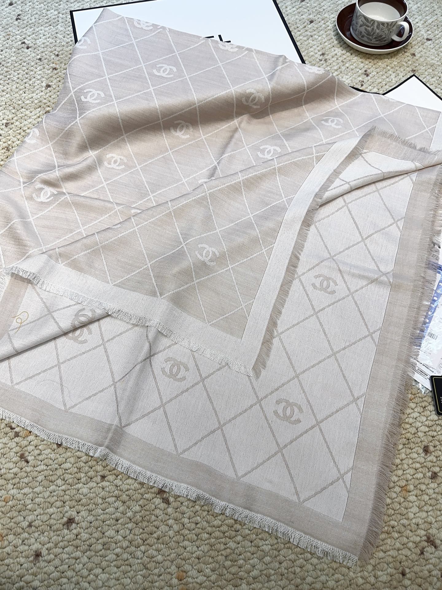 香奈儿上新❤️【Chanel】 经典茶花优雅Coco风，Chanel最新丝绒大方巾~气质到骨子里，香奶奶