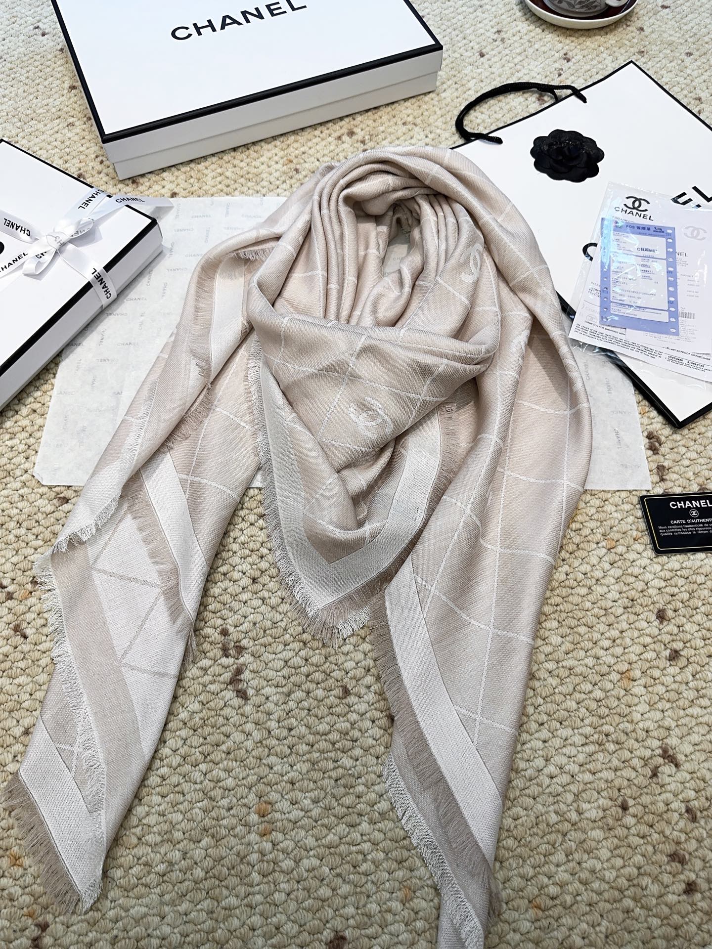 香奈儿上新❤️【Chanel】 经典茶花优雅Coco风，Chanel最新丝绒大方巾~气质到骨子里，香奶奶