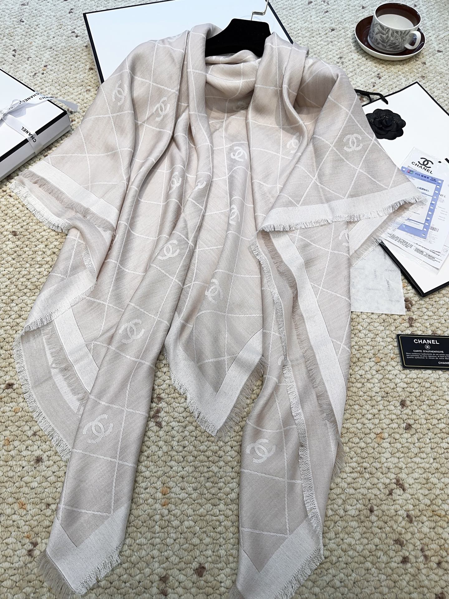 香奈儿上新❤️【Chanel】 经典茶花优雅Coco风，Chanel最新丝绒大方巾~气质到骨子里，香奶奶