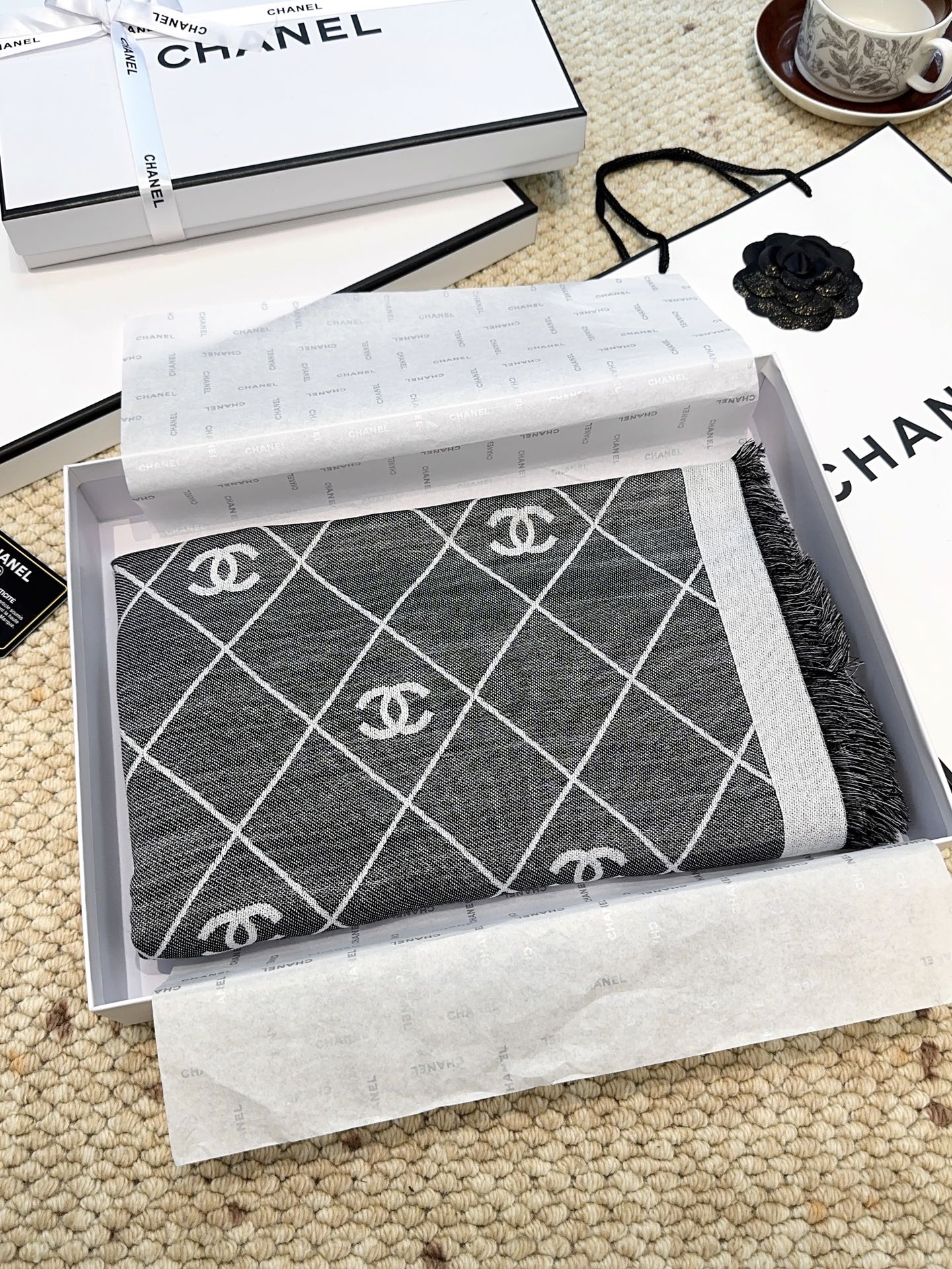 香奈儿上新❤️【Chanel】 经典茶花优雅Coco风，Chanel最新丝绒大方巾~气质到骨子里，香奶奶