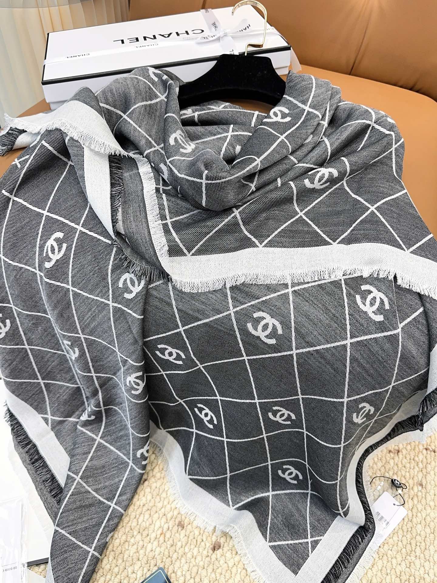 香奈儿上新❤️【Chanel】 经典茶花优雅Coco风，Chanel最新丝绒大方巾~气质到骨子里，香奶奶