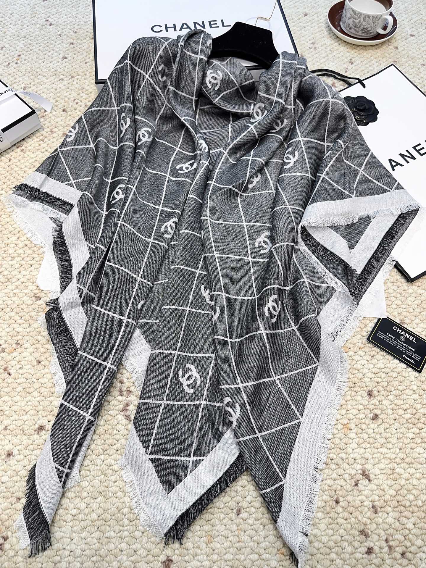 香奈儿上新❤️【Chanel】 经典茶花优雅Coco风，Chanel最新丝绒大方巾~气质到骨子里，香奶奶