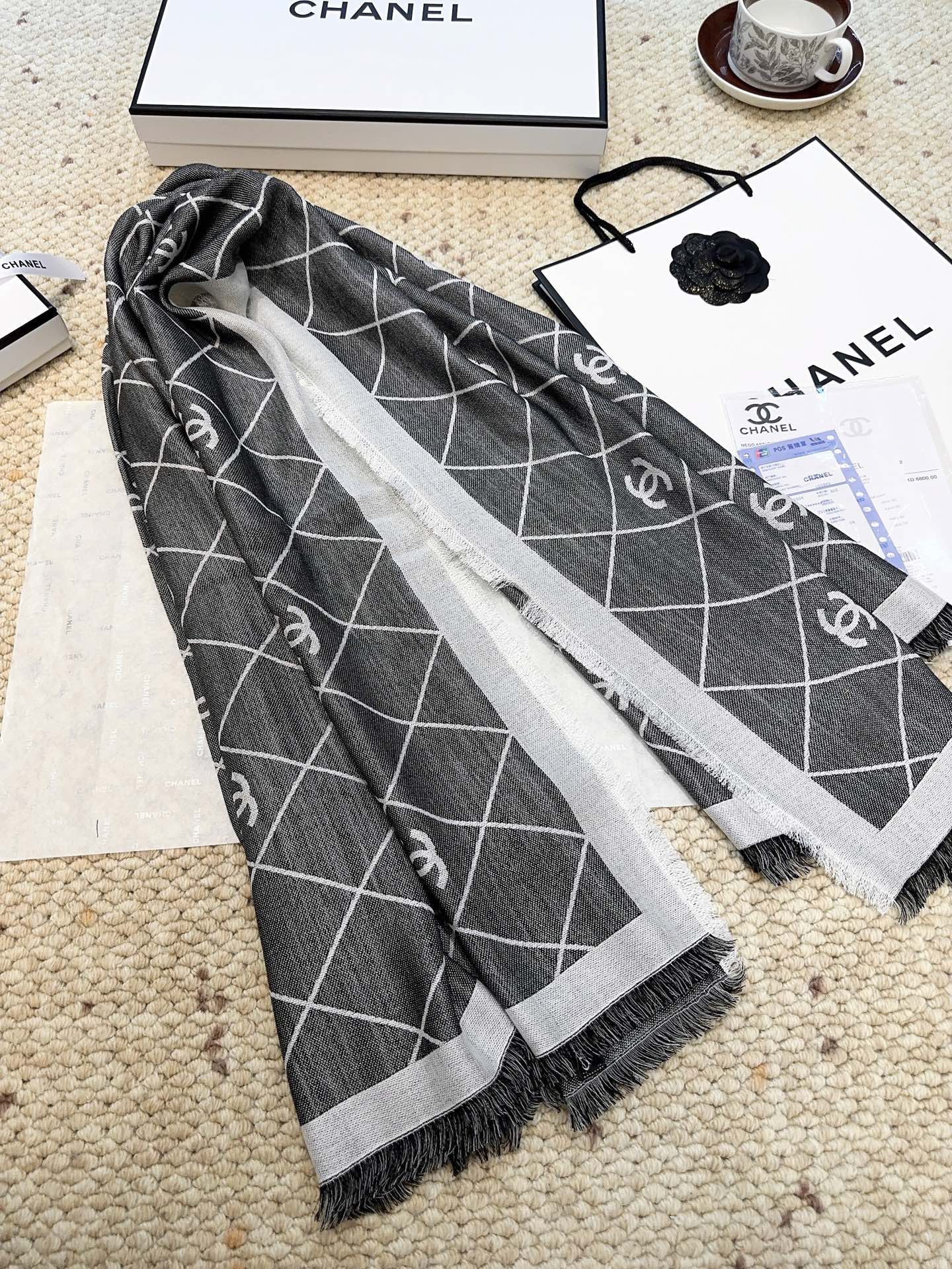 香奈儿上新❤️【Chanel】 经典茶花优雅Coco风，Chanel最新丝绒大方巾~气质到骨子里，香奶奶