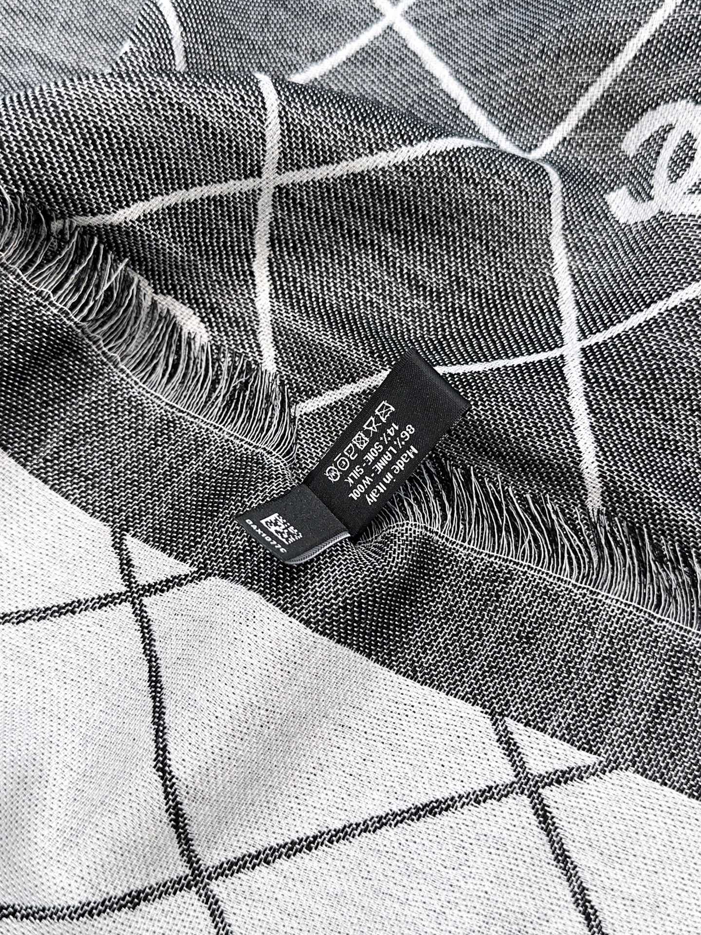 香奈儿上新❤️【Chanel】 经典茶花优雅Coco风，Chanel最新丝绒大方巾~气质到骨子里，香奶奶