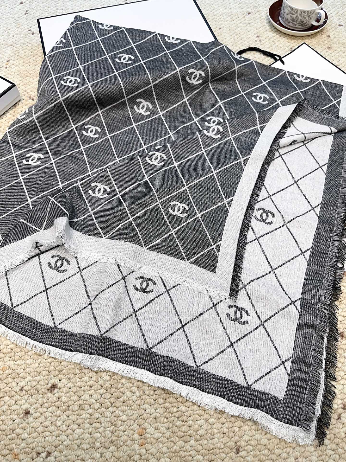 香奈儿上新❤️【Chanel】 经典茶花优雅Coco风，Chanel最新丝绒大方巾~气质到骨子里，香奶奶